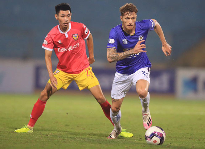 Geovane ghi bàn phút chót giúp Hà Nội FC cầm hòa Hà Tĩnh FC 1-1.