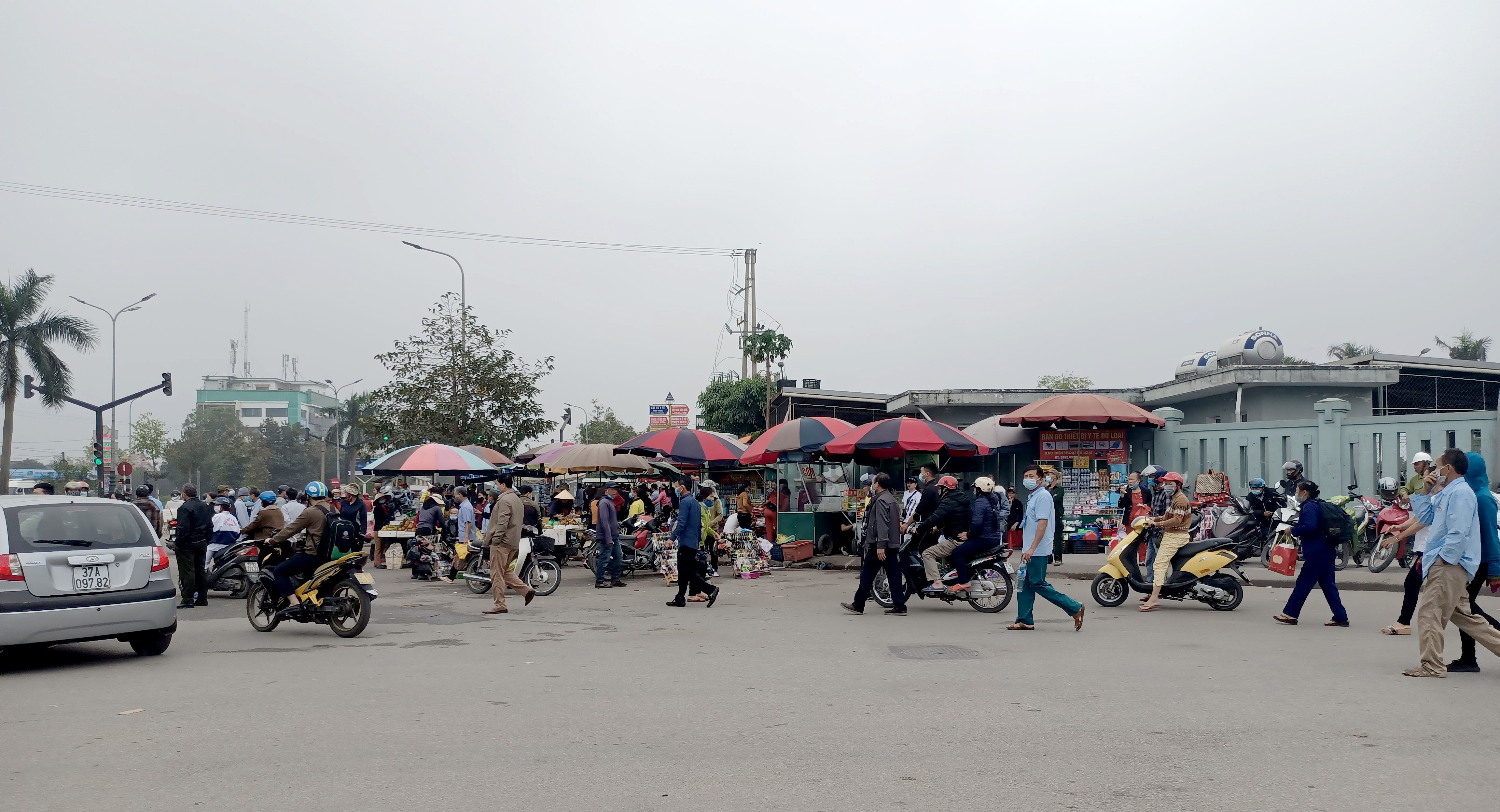 Hình ảnh hàng quán cộng thêm người ra vào đông vào giờ cao điểm khiến cho khu vực trước cổng Bệnh viện HNĐK tỉnh Nghệ An trở nên lộn xộn. Ảnh: TĐ