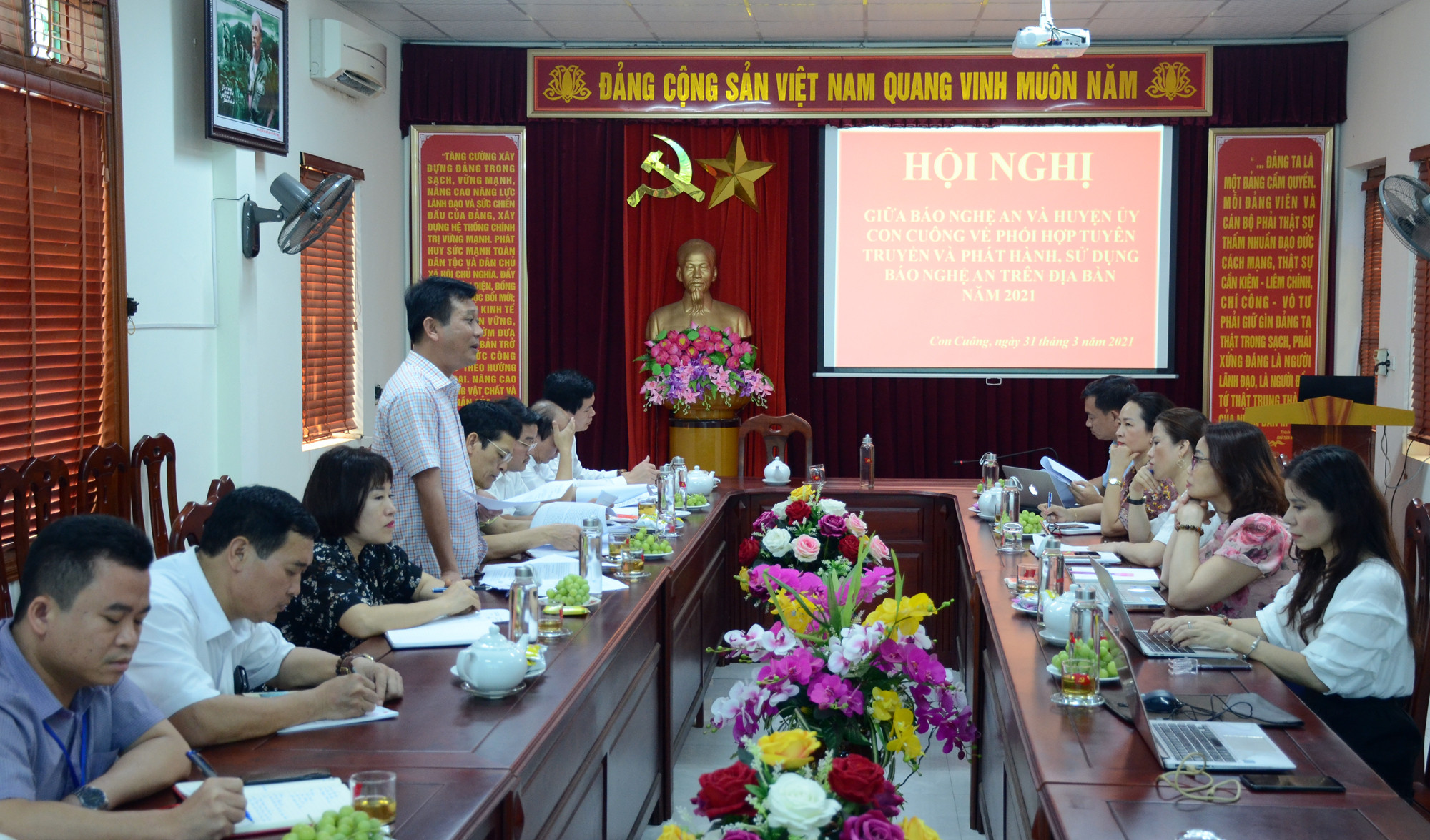 Báo Nghệ An và huyện Con Cuông tổ chức đánh giá về công tác phối hợp tuyên truyền và phát hành, sử dụng báo Đảng trên địa bàn năm 2020, triển khai nhiệm vụ năm 2021. Ảnh: Thành Chung
