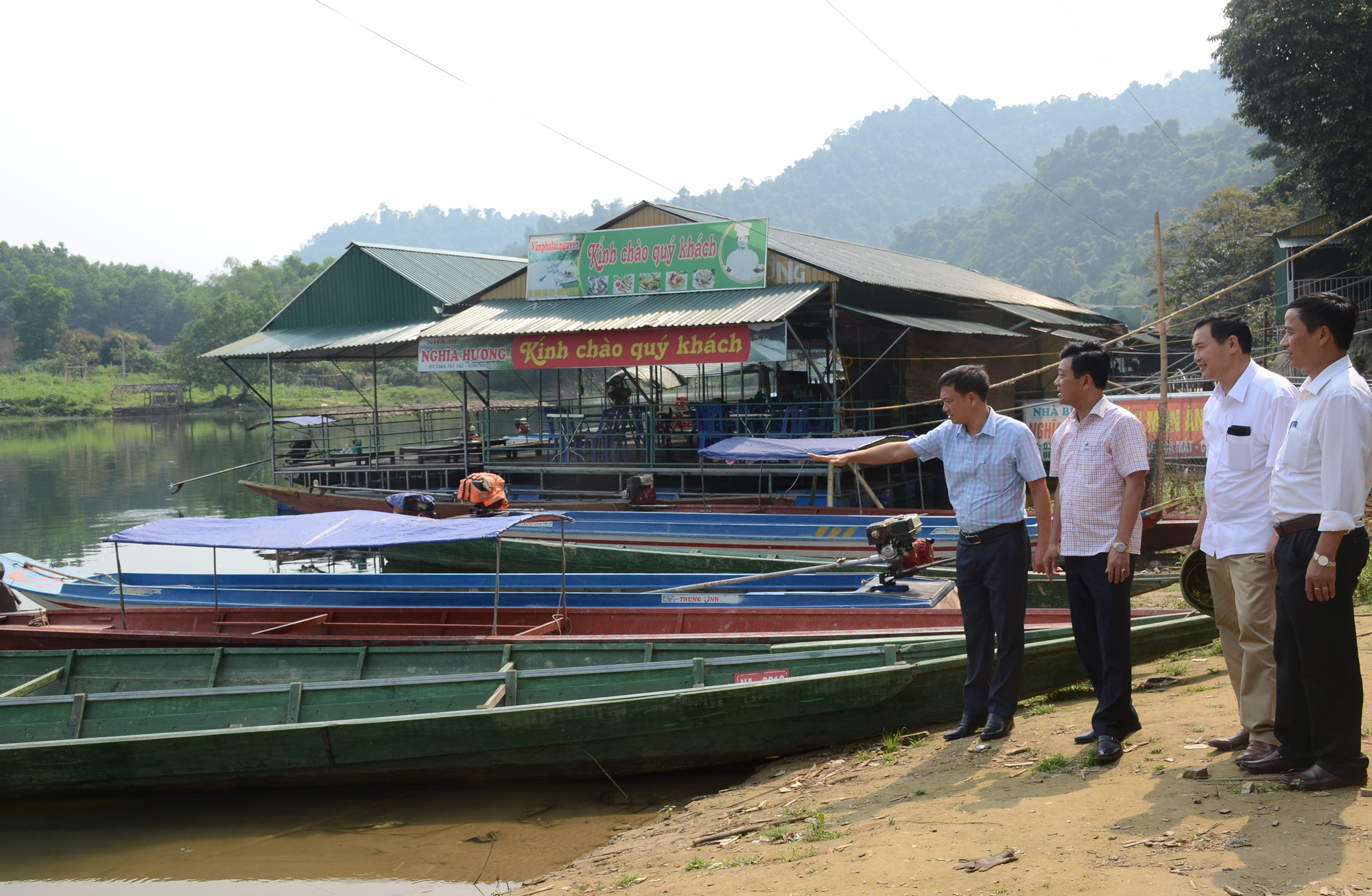 Trước buổi làm việc, đoàn công tác Báo Nghệ An và huyện Con Cuông. Ảnh Thành Chung