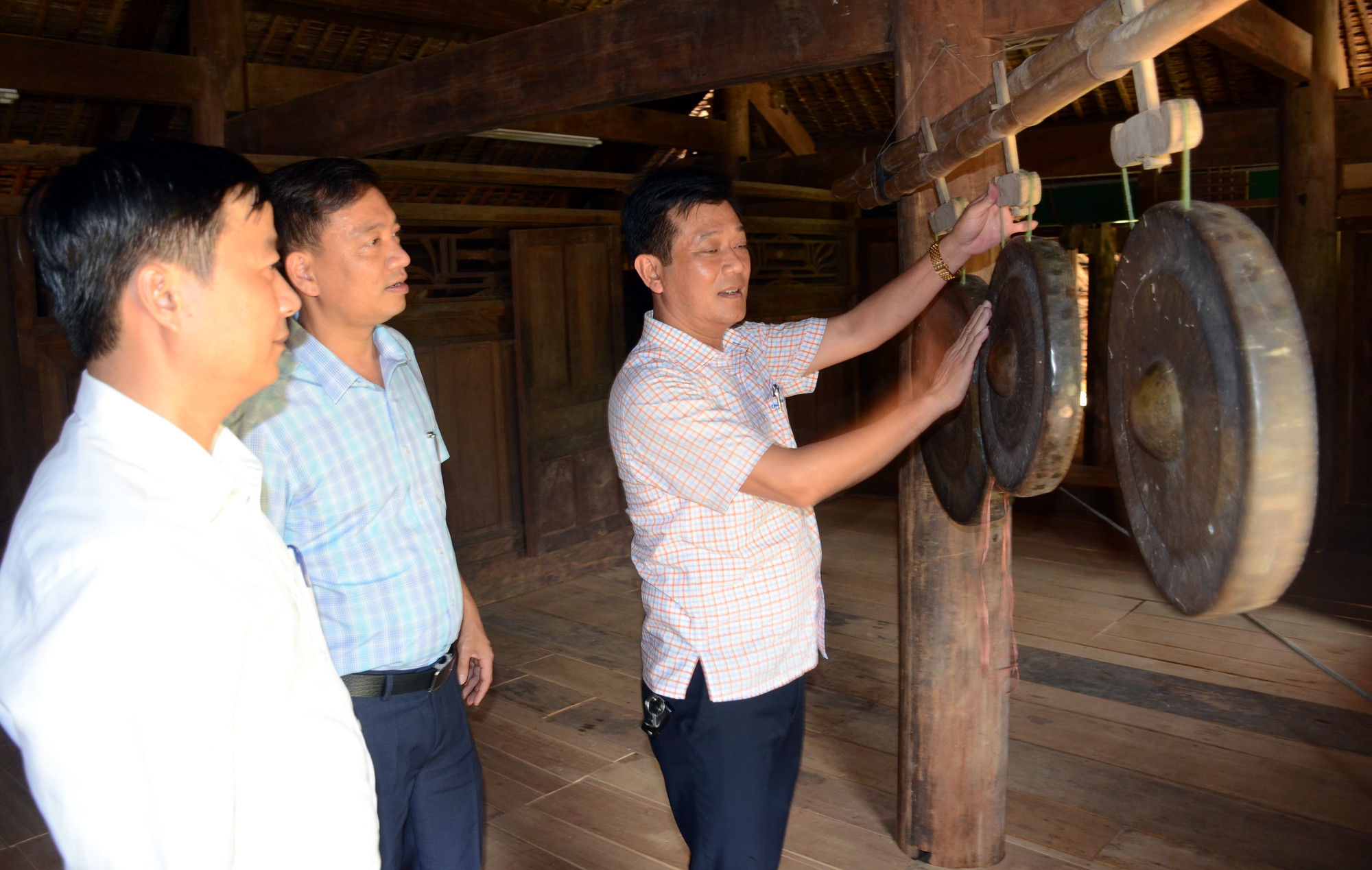 Khảo sát điểm đến mới của huyện Con Cuông là Thắm Nàng Màn. Ảnh: Thành Chung