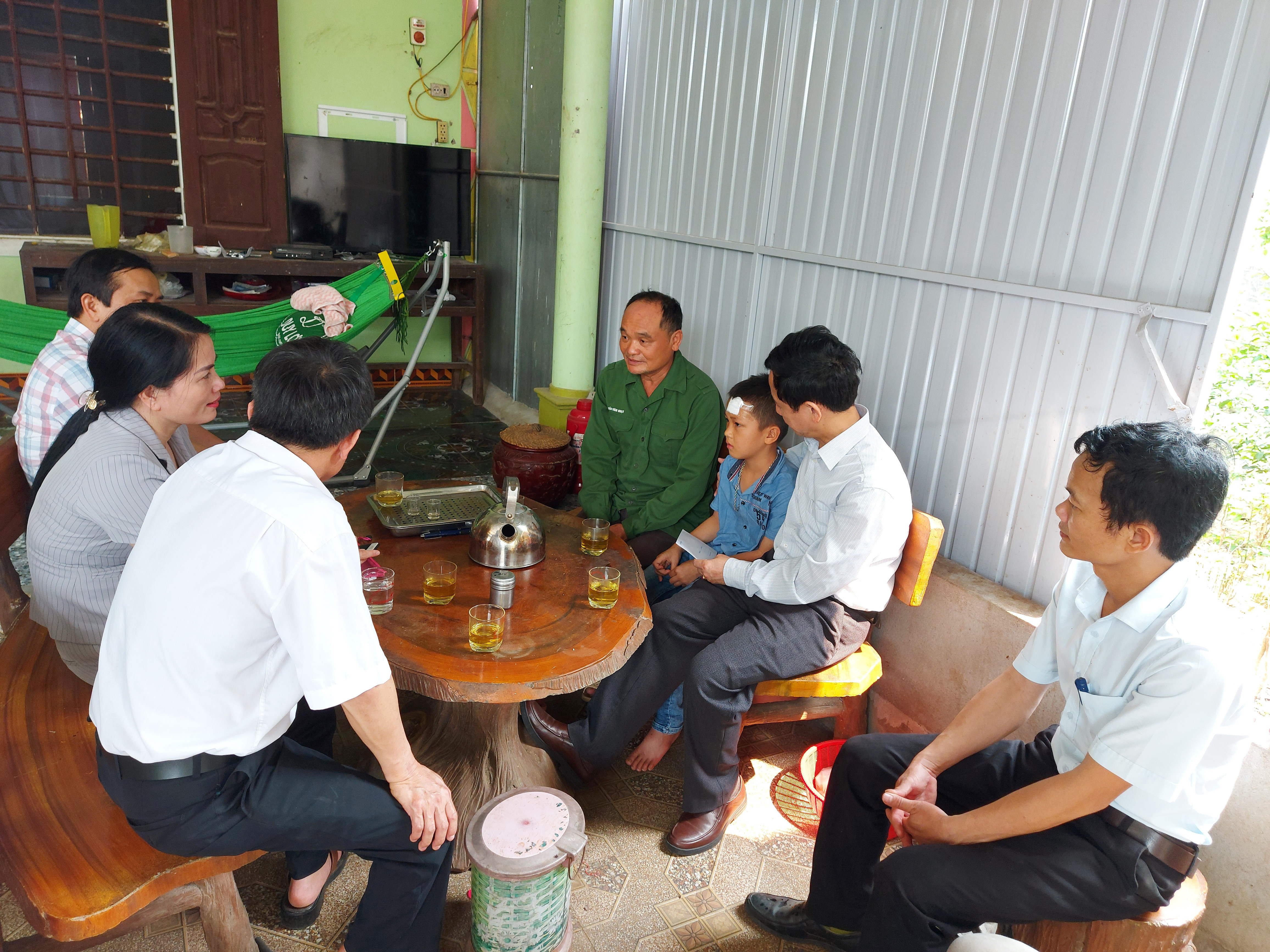 2.Lãnh đạo huyện, địa phương thăm hỏi, động viên em Trần Văn Linh