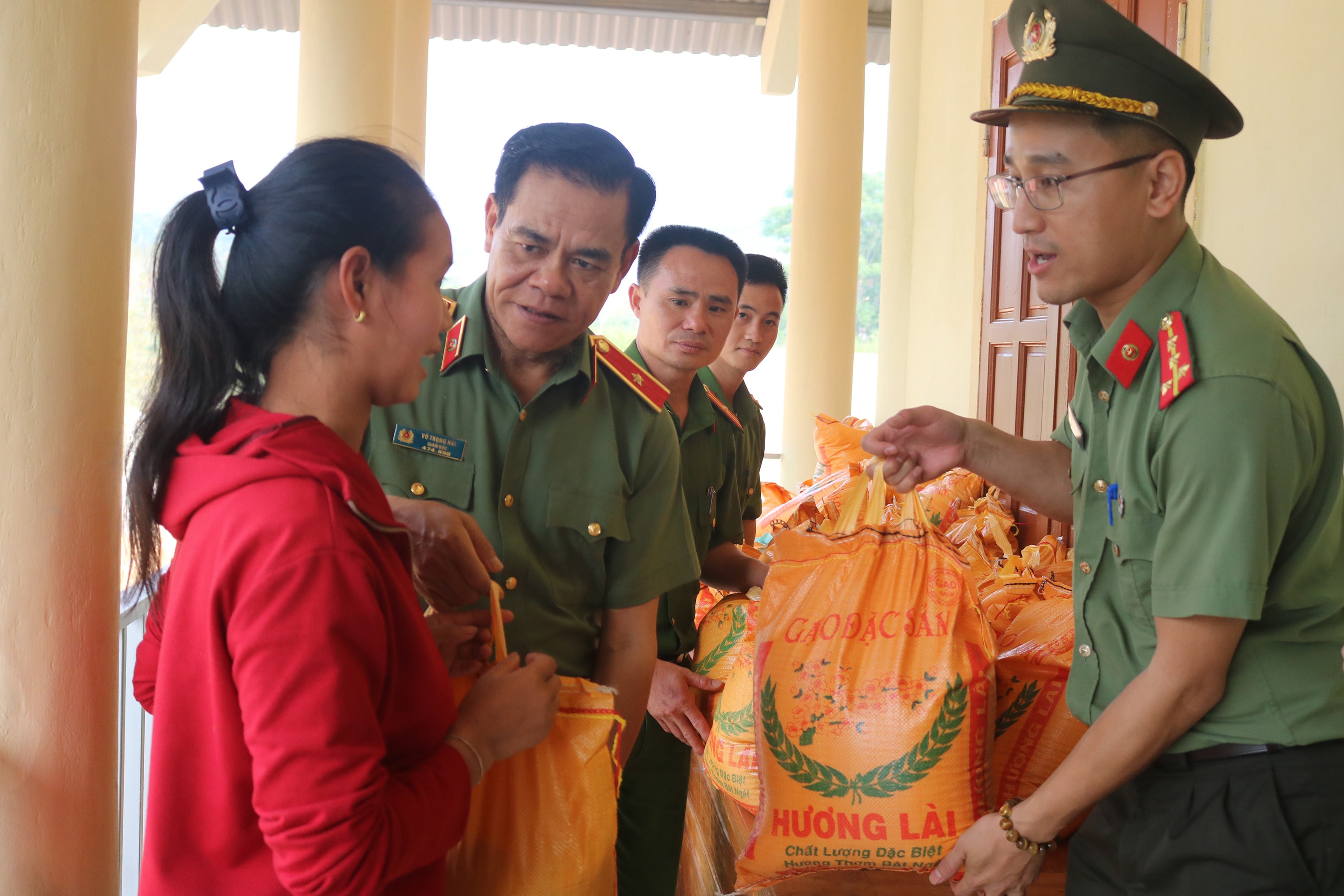 Trao nhiều nhu yếu phẩm và 20kg gạo cho 200 hộ nghèo trên địa bàn xã Na Loi