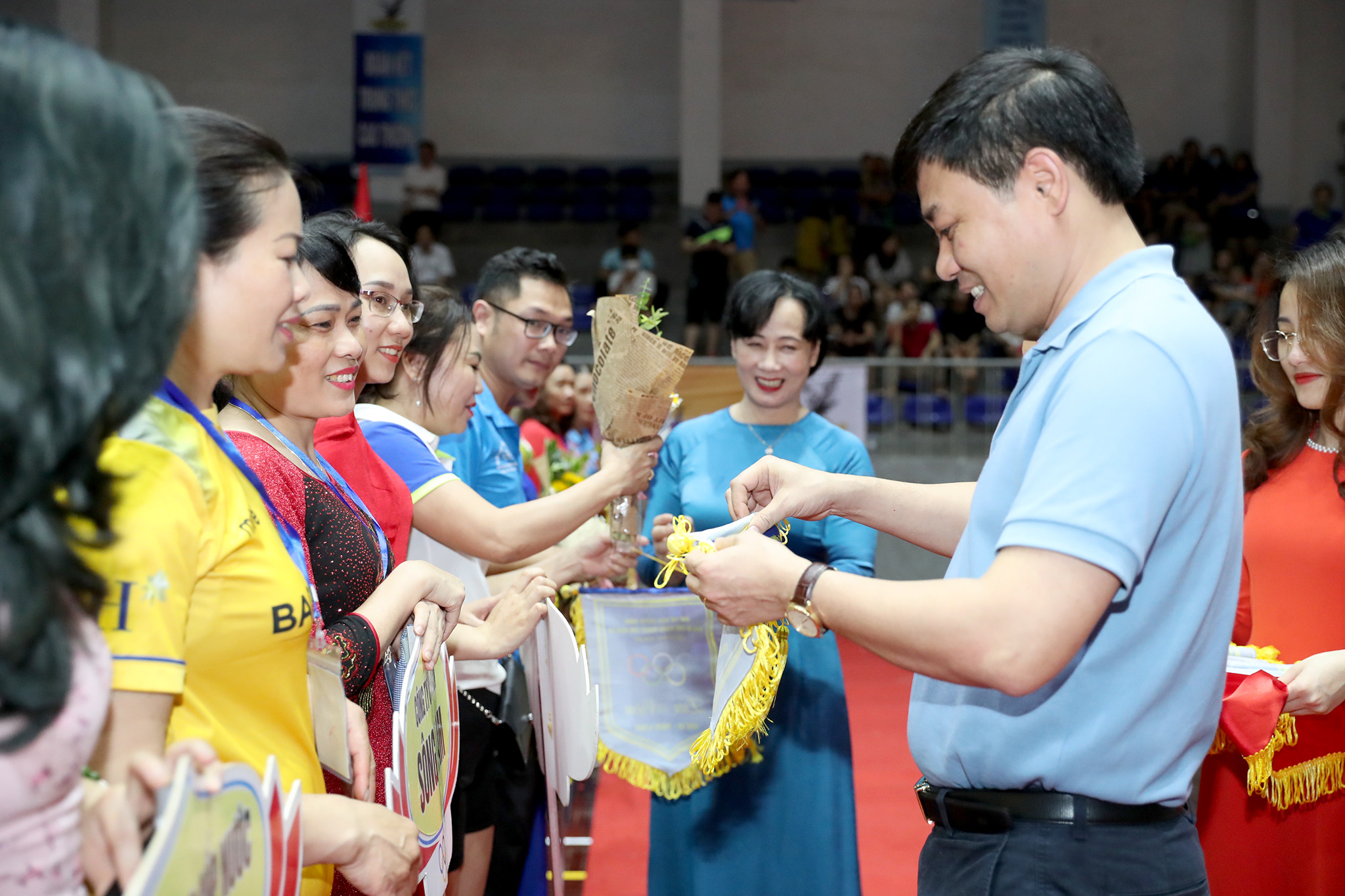 Đồng chí Hồ Lê Ngọc - Ủy viên BTV, Trưởng Ban Nội chính Tỉnh ủy tặng hoa và cờ lưu niệm cho các đội tham dự giải. Ảnh: Đức Anh