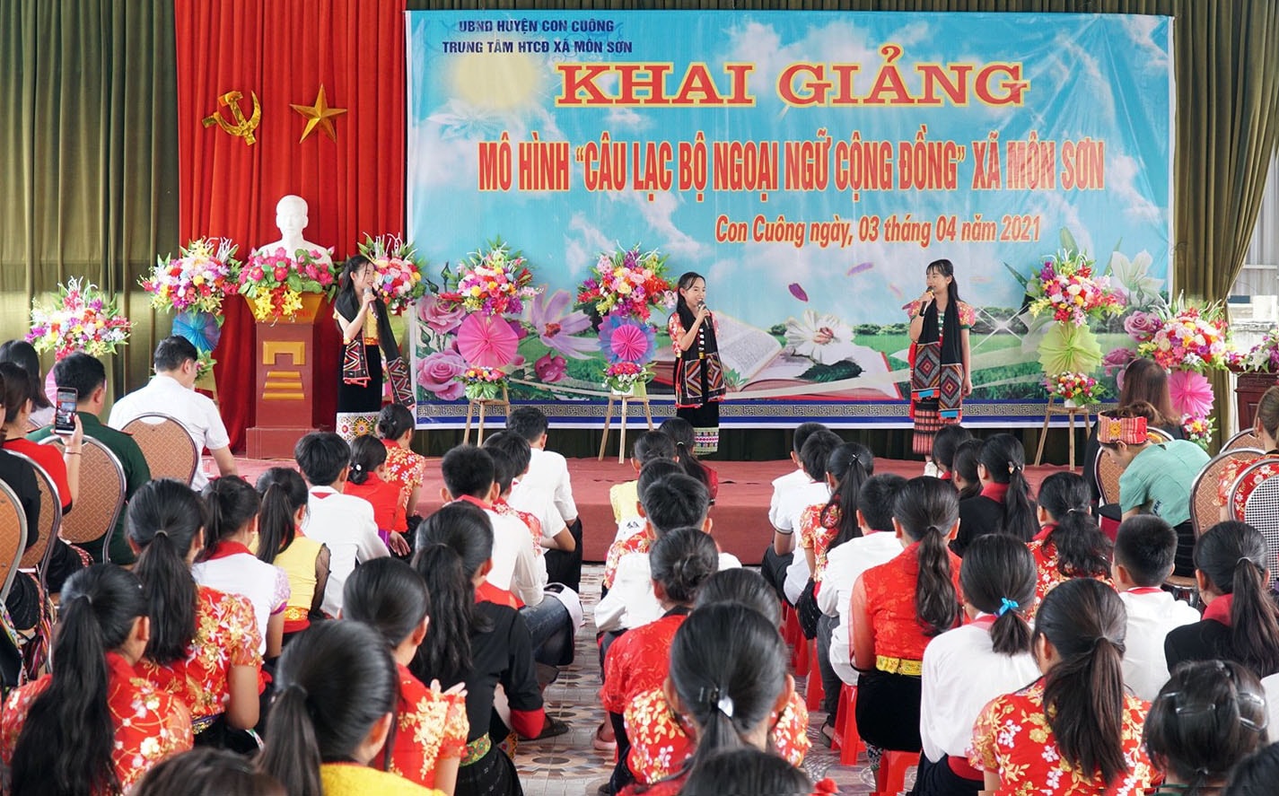 Chương trình văn nghệ chào mừng của học sinh xã Môn Sơn. Ảnh: MH