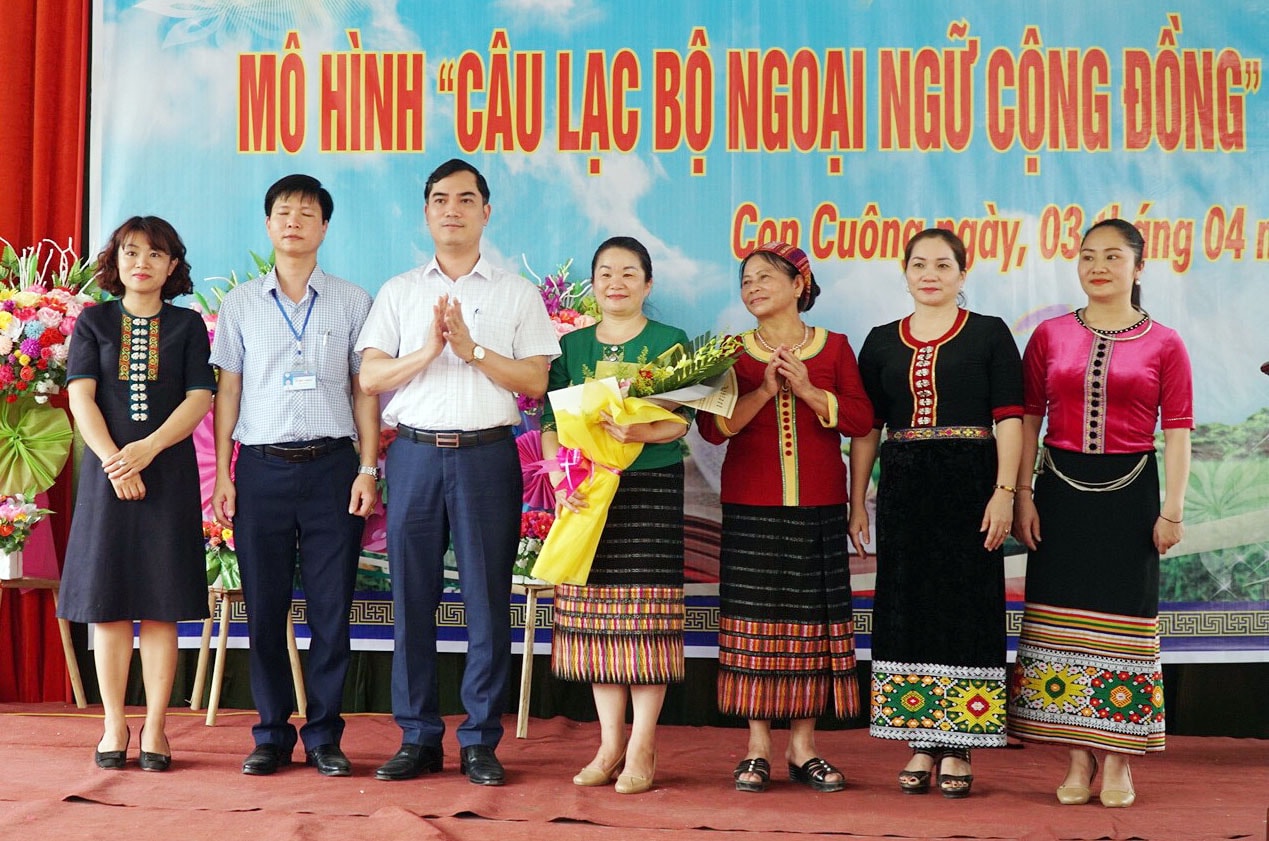 Phó Giám đốc Sở Giáo dục và Đào tạo Nguyễn Văn Khoa tặng hoa cho các thành viên ở lớp học cộng đồng xã Môn Sơn. Ảnh: MH.