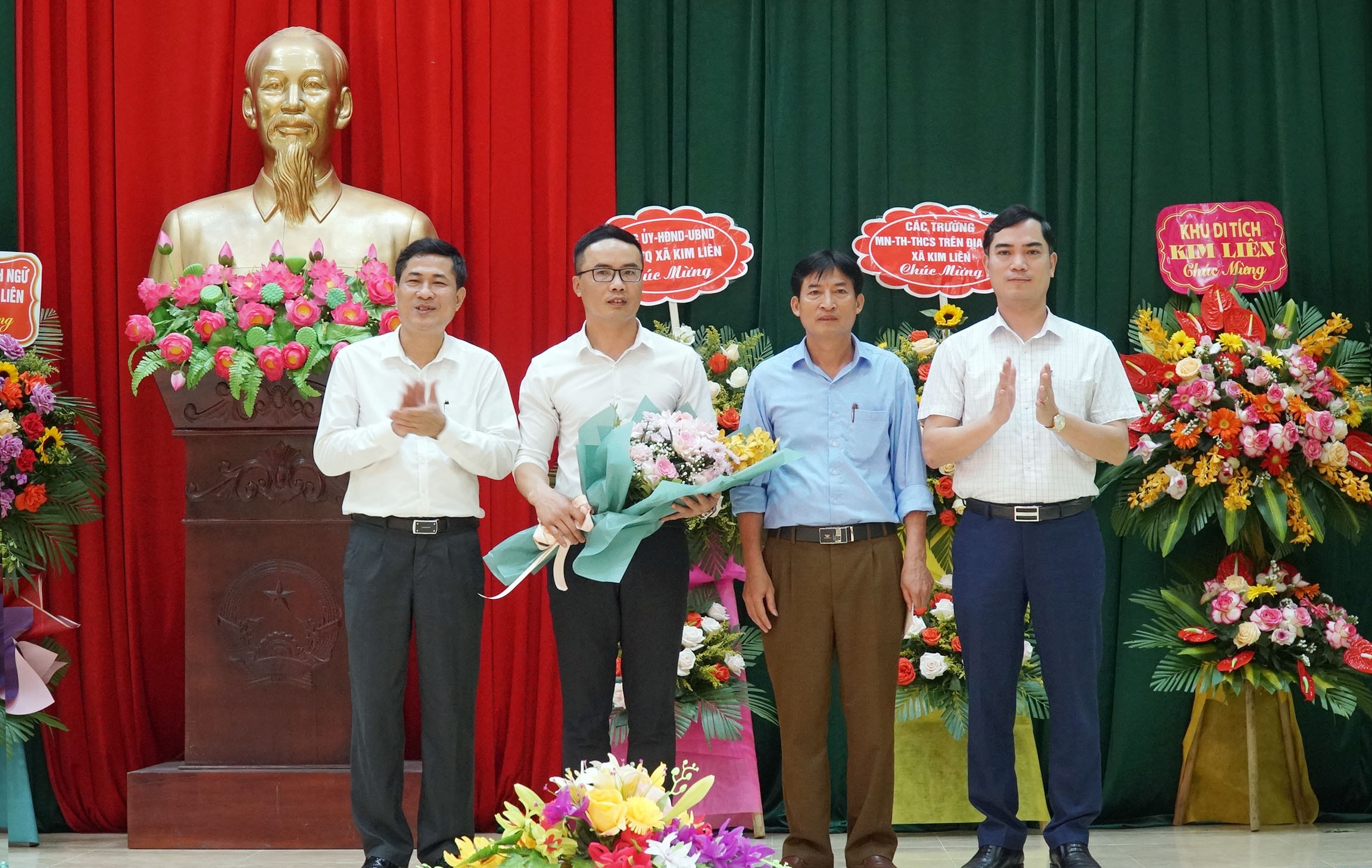 Lãnh đạo Sở Giáo dục và Đào tạo tặng hoa và trao quà cho đại diện lớp học ở xã Kim Liên - Nam Đàn. Ảnh: MH