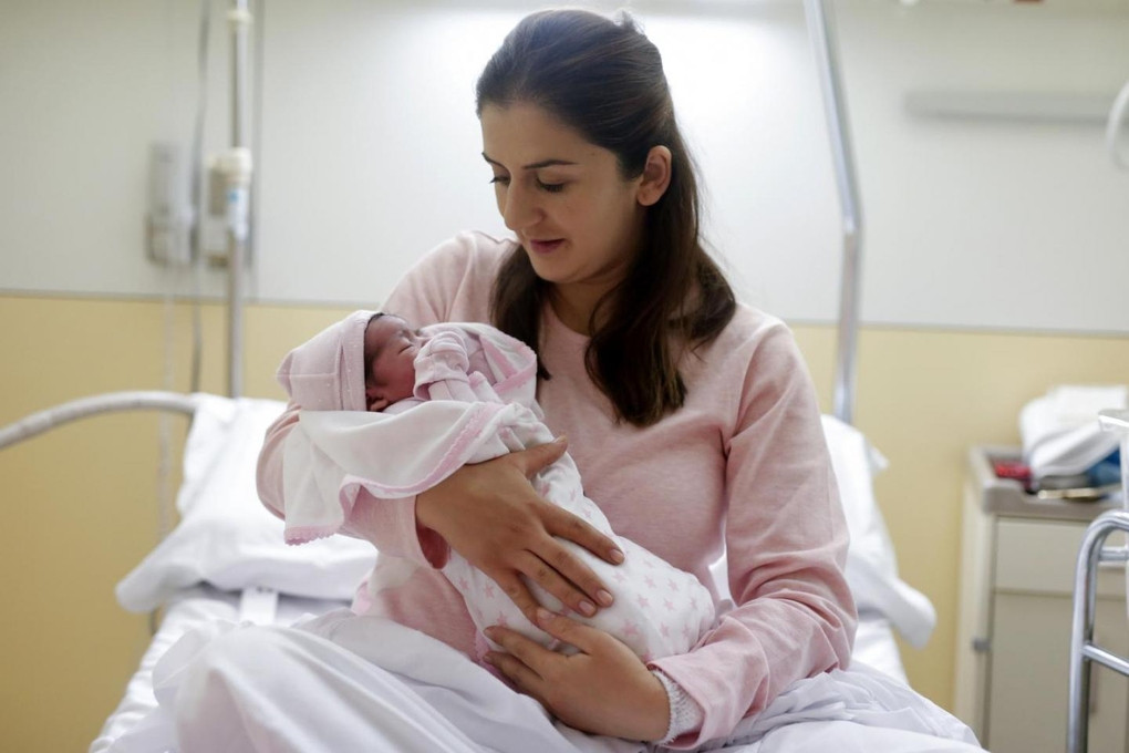 Một phụ nữ và đứa con mới chào đời tại Barcelona, năm 2019. Ảnh: UNICEF