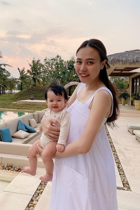 Vợ chồng Đàm Thu Trang không lập tài khoản mạng xã hội cho con gái giống các sao khác. Song từng giây phút của gia đình đều thu hút sự chú ý.