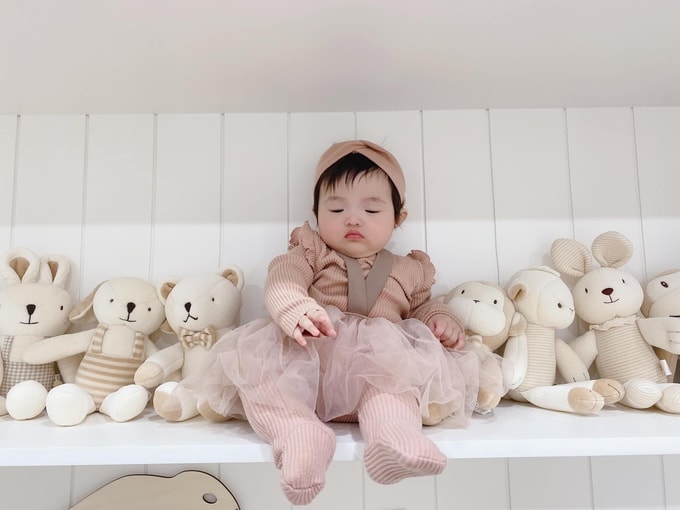Winnie là ái nữ của vợ chồng Đông Nhi - Ông Cao Thắng. Cô bé cũng sở hữu một tài khoản mạng xã hội và hiện có gần 74.000 lượt theo dõi, không hề kém cạnh các nghệ sĩ showbiz khác.