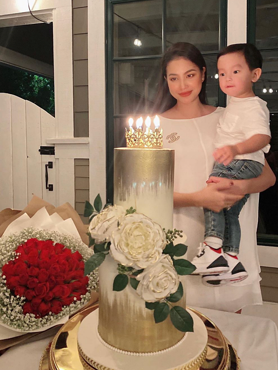 Hoa hậu Phạm Hương bí mật sang Mỹ sinh con và đến tròn một năm sau mới công bố con trai Maximus. Do đó, thông tin và hình ảnh về nhóc tỳ gây tò mò. Hơn 27.000 lượt khán giả theo dõi thiên thần nhí trên mạng xã hội.