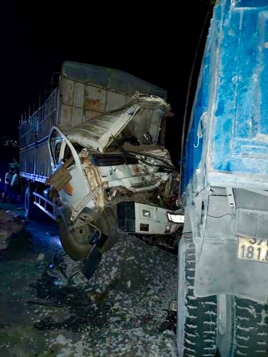 Đầu cả 2 xe tải đều nát bét. Ảnh: Ngọc Phương