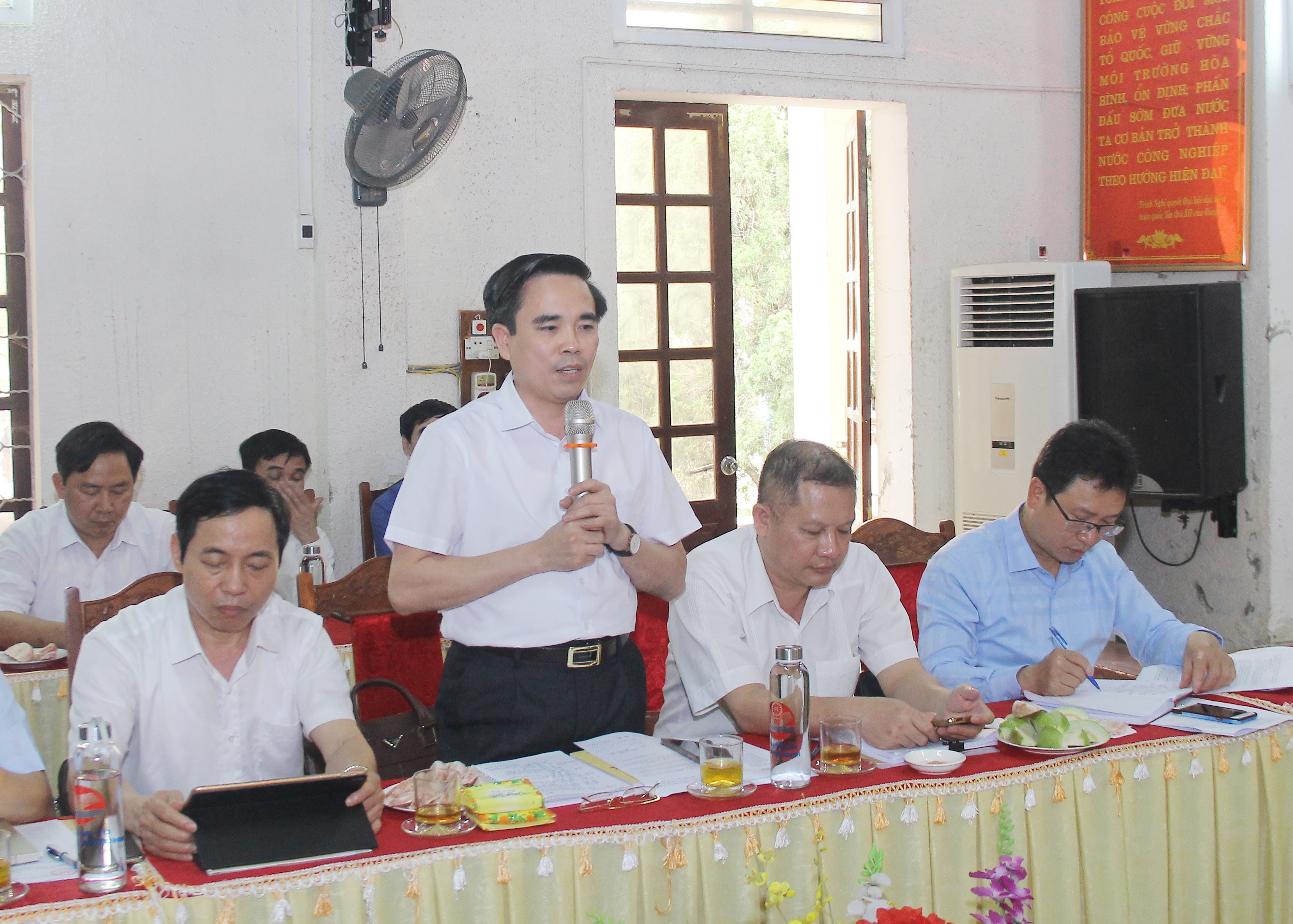 Đồng chí Lê Văn Ngọc - Phó Chủ tịch Ủy ban MTTQ tỉnh phát biểu tại cuộc họp. Ảnh: Mai Hoa