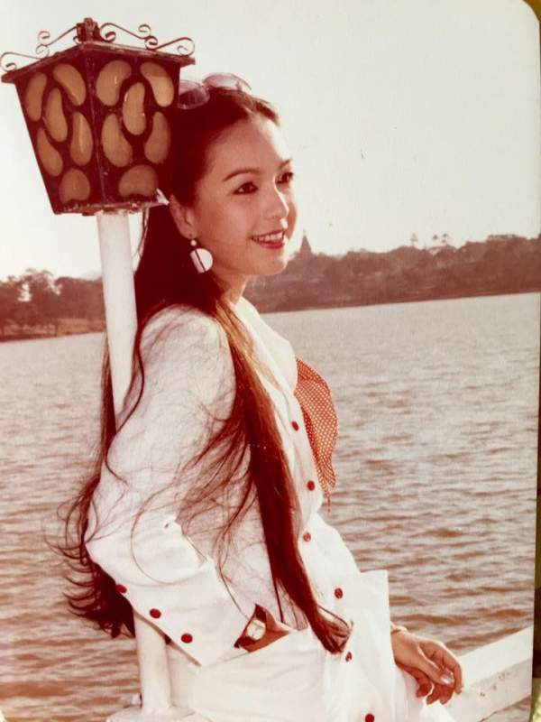 Sở hữu những đường nét Á Đông thanh tú khuôn mặt khả ái Diễm My bén duyên với vai trò người mẫu ảnh lịch vào năm 1983.