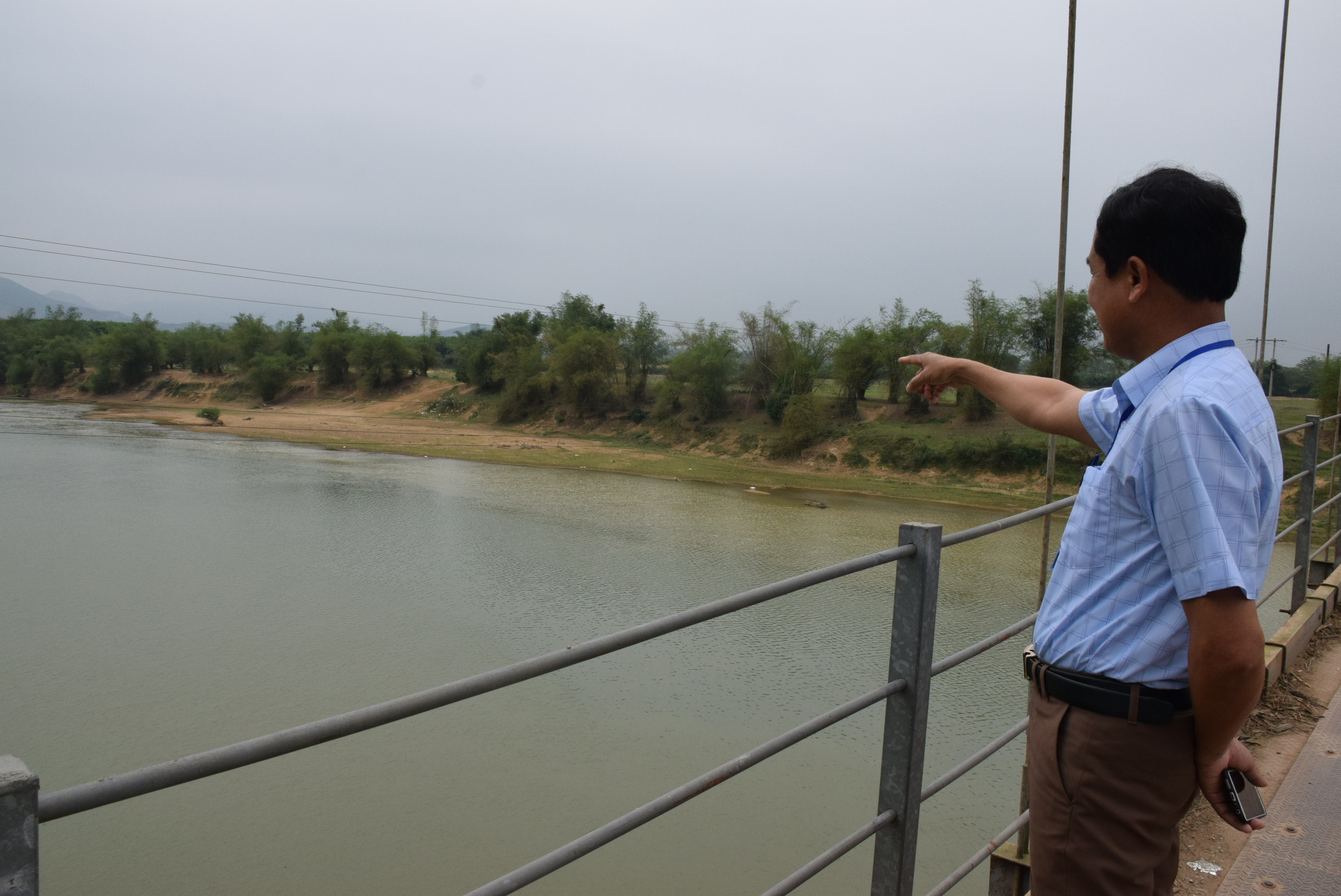 Đoạn sông Con chảy qua địa phận xã Nghĩa Bình (tân Kỳ) có cá chết vào 2 ngày 18 và 19/3. Ảnh: Xuân Hoàng