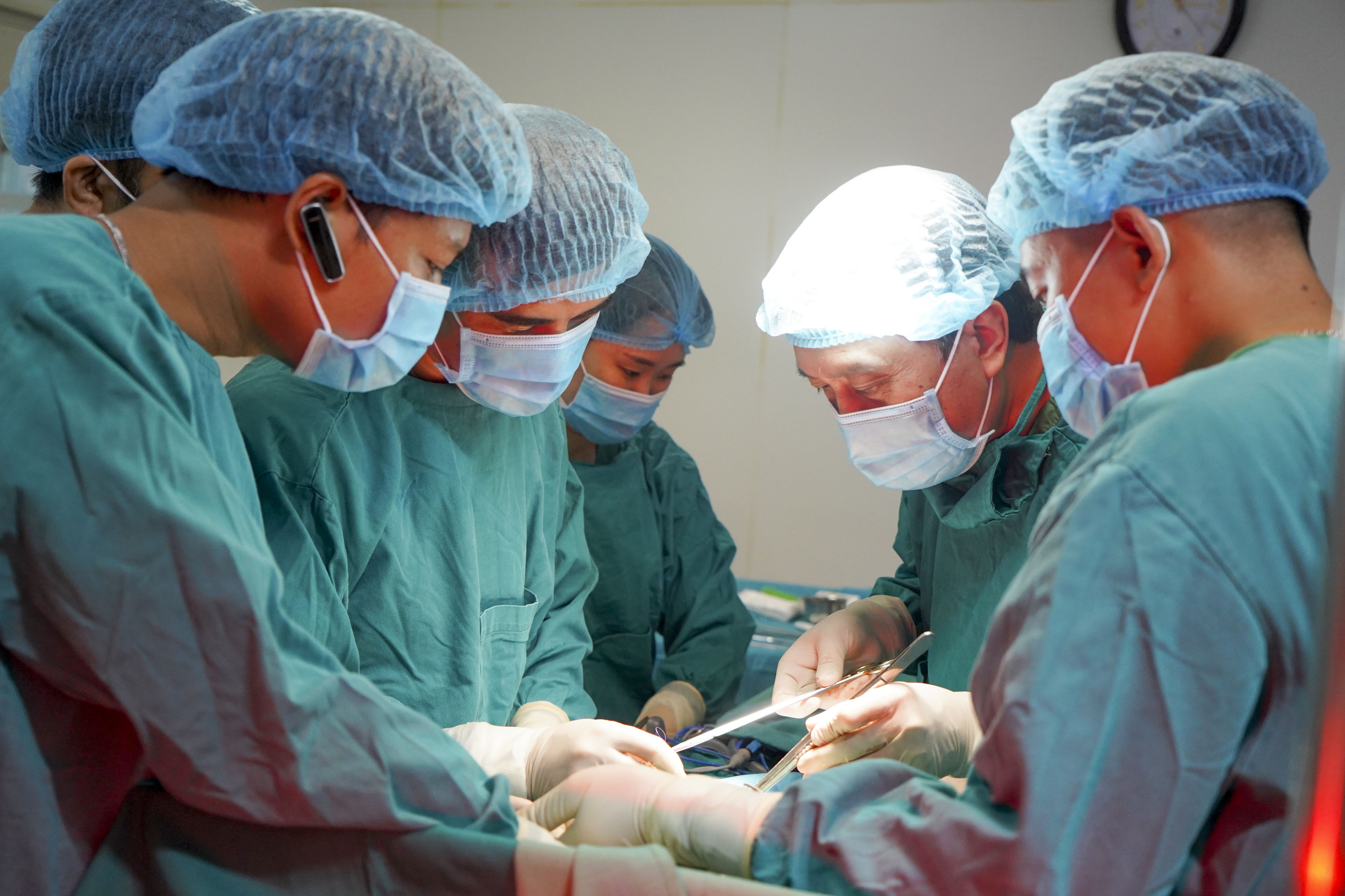 Chuyên gia đầu ngành về phẫu thuật tiêu hóa trực tiếp phẫu thuật cho bệnh nhân tại viện