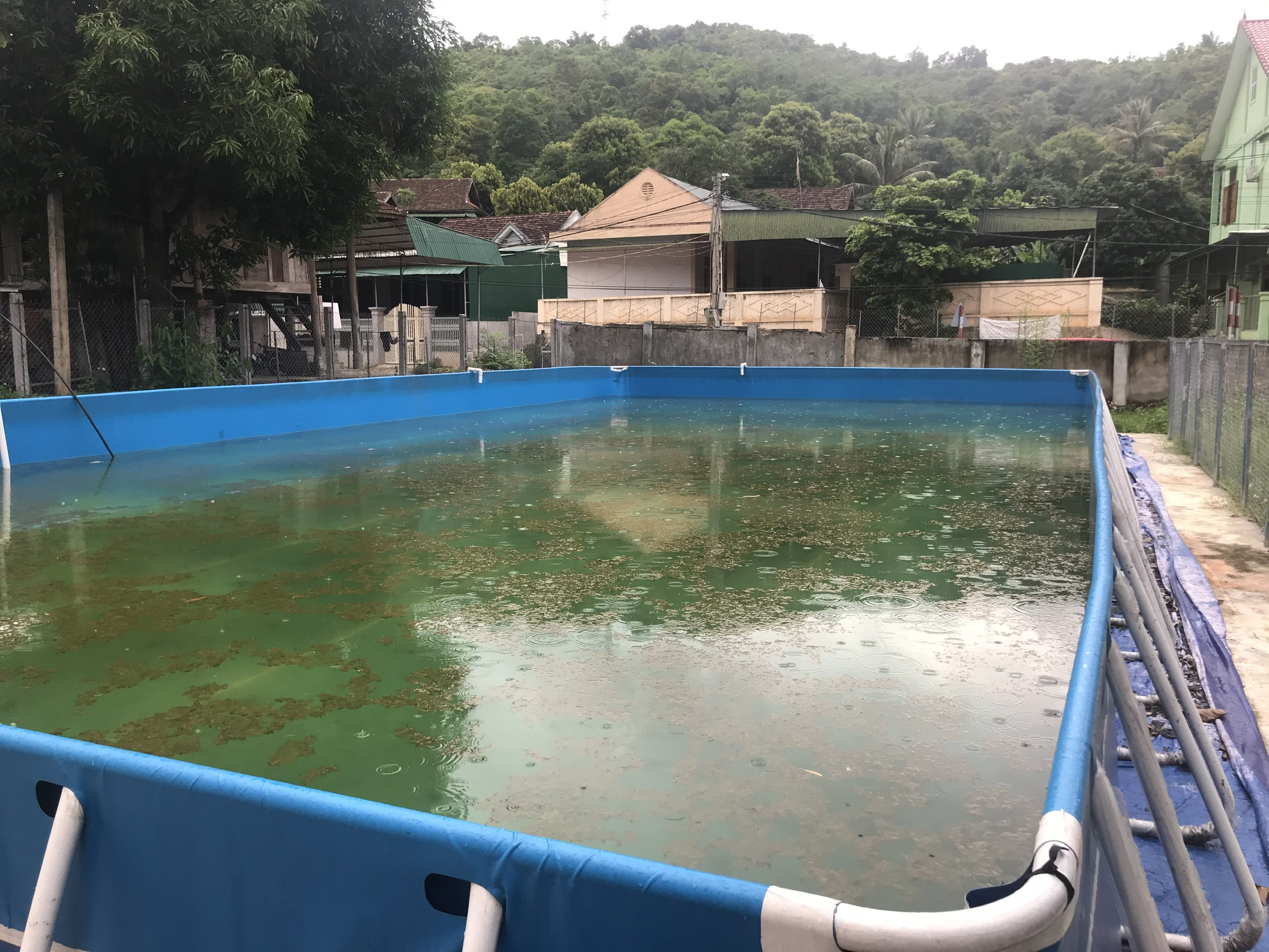 Mặc dù đã trang bị bể bơi lưu động nhưng một số bể bởi ở trường học tại huyện Tương Dương không thể sử dụng thường xuyên vì thiều nước. Ảnh: MH