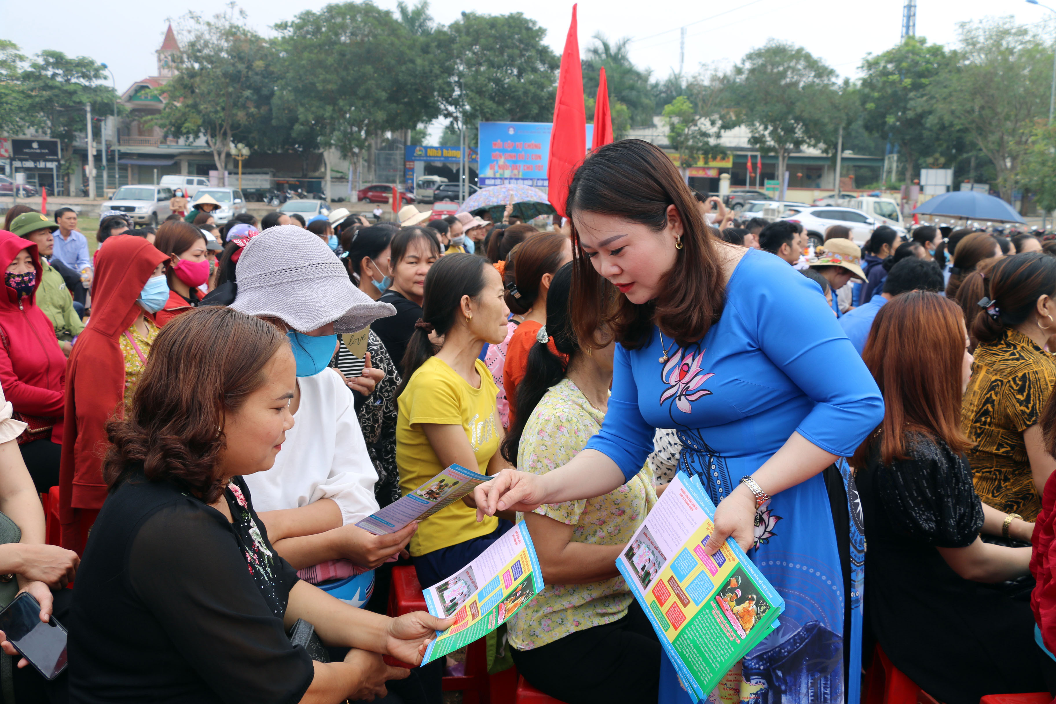 Tư vấn về chính sách dân số cho người dân huyện Nghĩa Đàn tại lễ phát động. Ảnh: MH