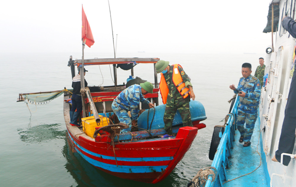 Lai dắt tàu vi phạm về Cảng Quỳnh Phương để làm thủ tục xử phạt hành chính. Ảnh: Nguyễn Hải