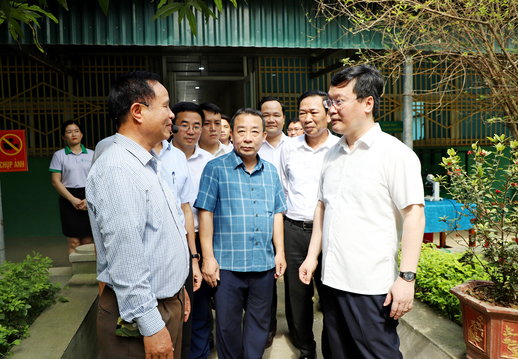 Chủ tịch UBND tỉnh Nguyễn Đức Trung đánh giá cao hoạt động của công ty. Ảnh: Phạm Bằng