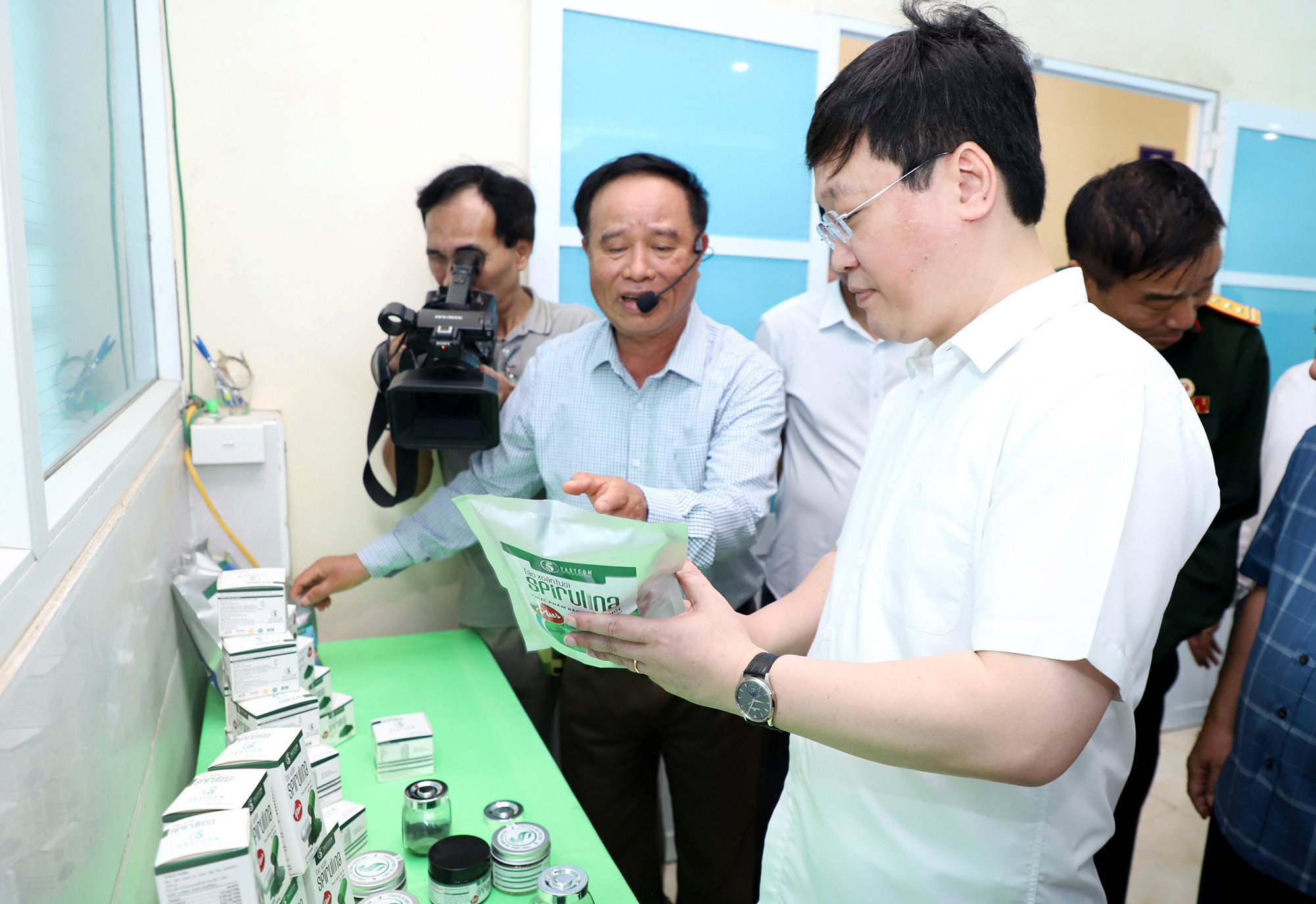 Chủ tịch UBND tỉnh Nguyễn Đức Trung trực tiếp tham quan sản phẩm của công ty. Ảnh: Phạm Bằng