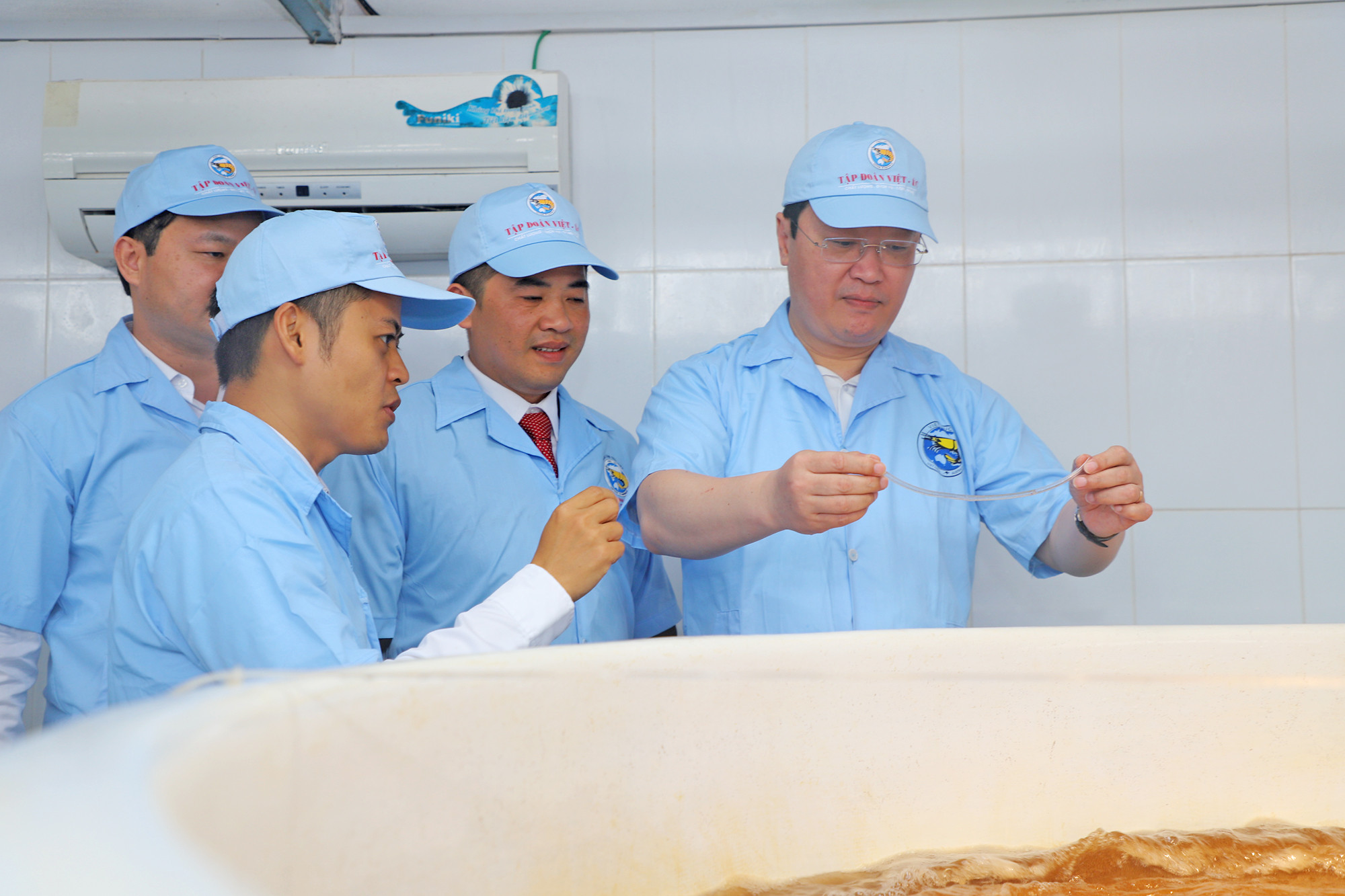 Chủ tịch UBND tỉnh Nguyễn Đức Trung trực tiếp tham quan công nghệ sản xuất tôm giống. Ảnh: Phạm Bằng