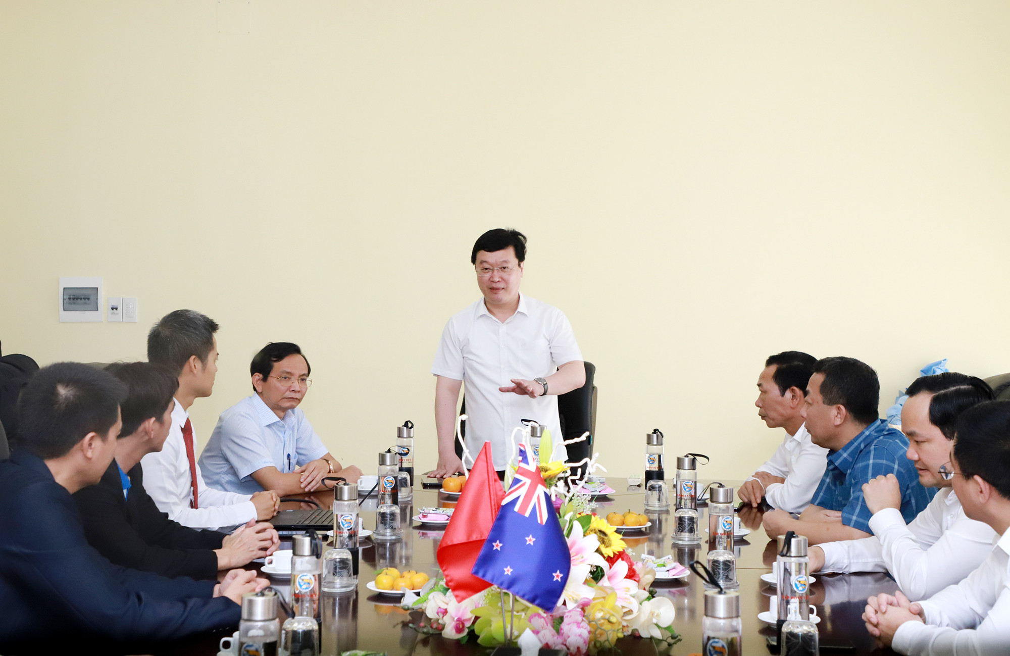 Chủ tịch UBND tỉnh đánh giá cao hiệu quả cũng như công nghệ sản xuất của Công ty TNHH Việt Úc. Ảnh: Phạm Bằng