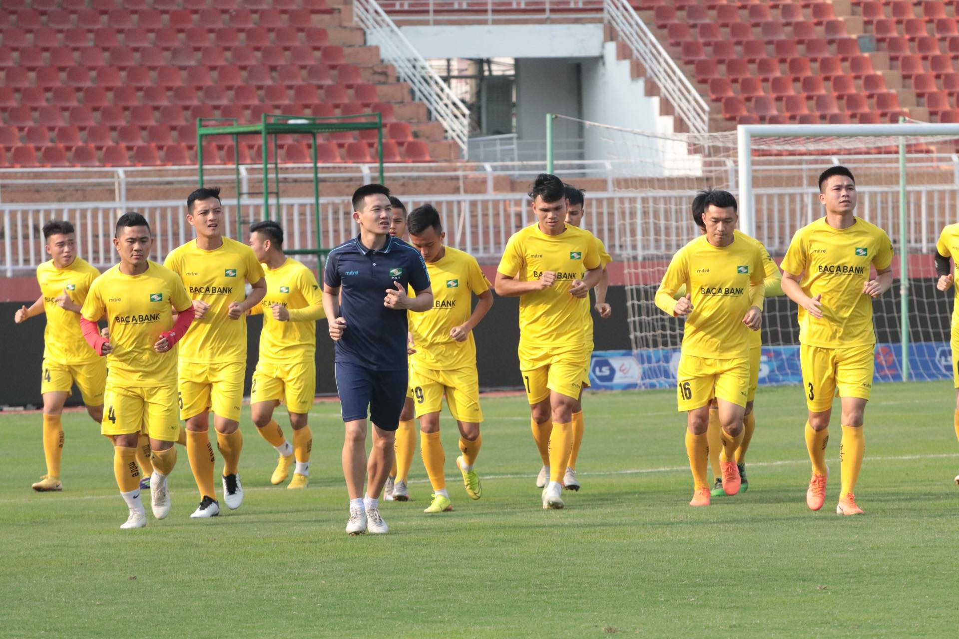 Sau trận thua đầy tiếc nuối trước Nam Định, SLNA đã di chuyển vào TP. Hồ Chí Minh từ ngày 5/4 để chuẩn bị cho trận đấu gặp đội chủ nhà. Ảnh: Hữu Thành