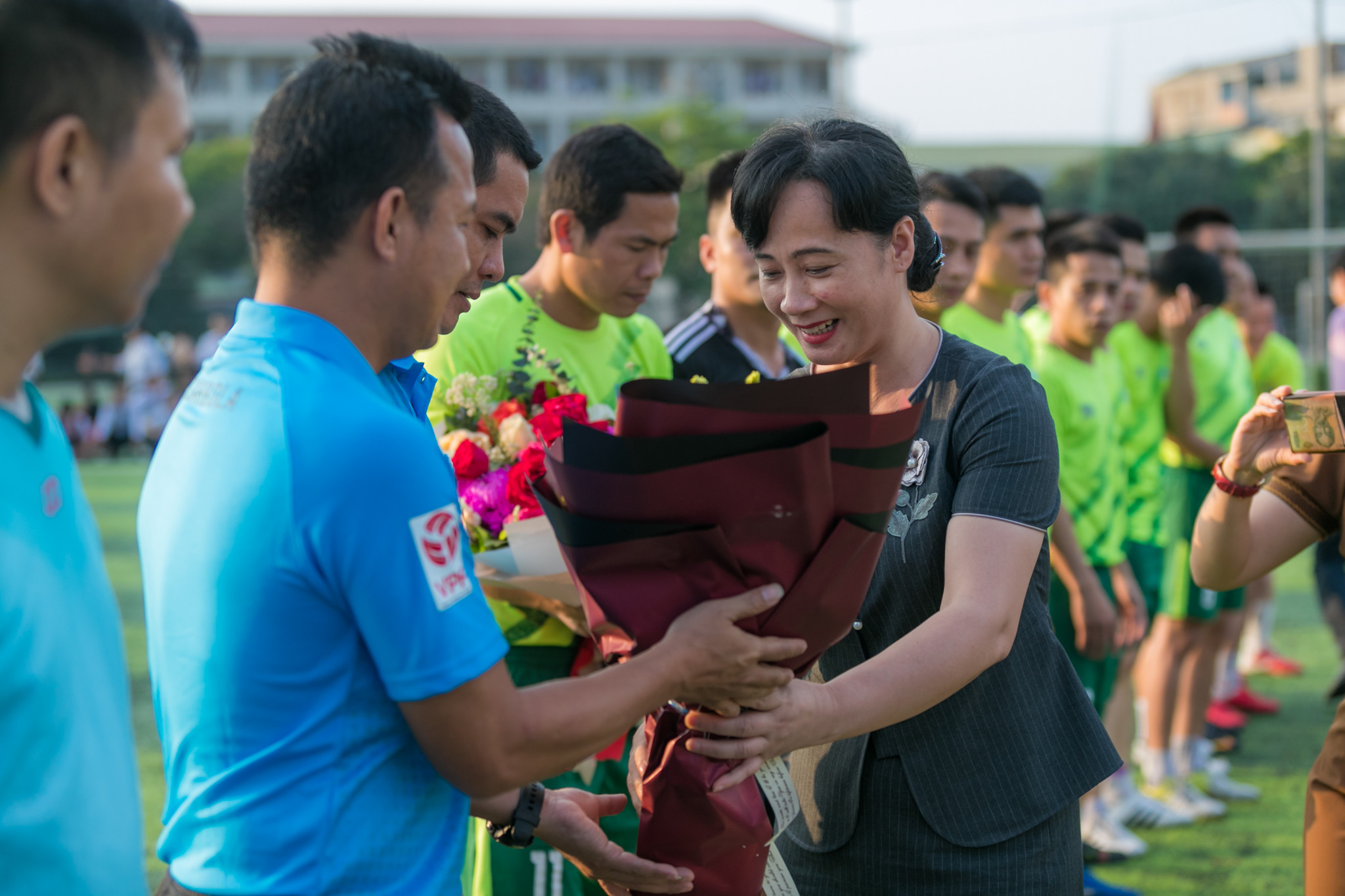Đồng chí Phan Thị Hoan – Ủy viên Ban Chấp hành Đảng bộ tỉnh, Bí thư Đảng ủy Khối doanh nghiệp trao hoa cho hai đội bóng tham gia trận chung kết môn bóng đá nam. Ảnh: Đức Anh