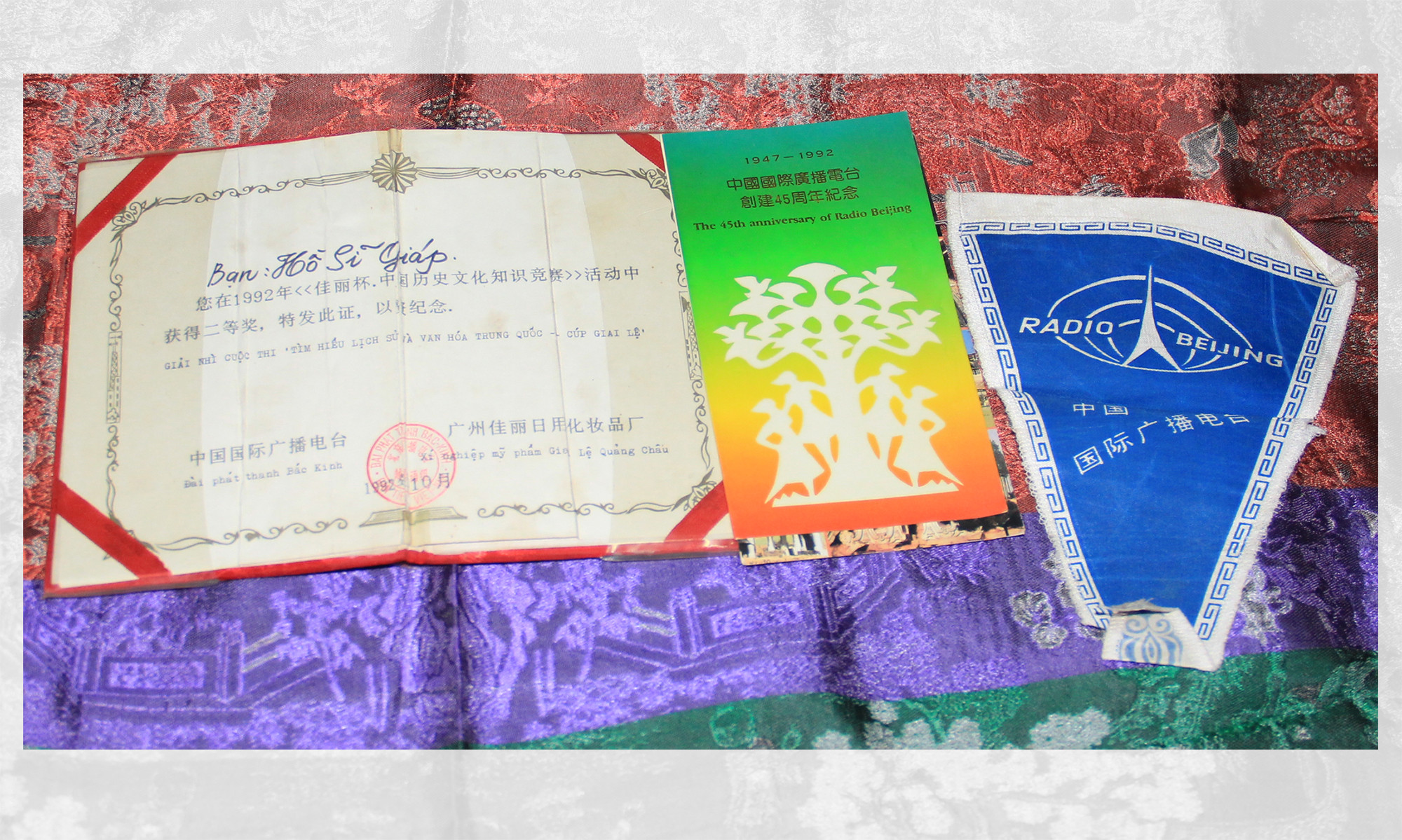 Giấy chứng nhận đạt giải Nhì cuộc thi Tìm hiểu về lịch sử và văn hóa Trung Quốc do Đài Phát thanh Bắc Kinh tổ chức vào năm 1991 được gửi về từ Bắc Kinh của ông Giáp.