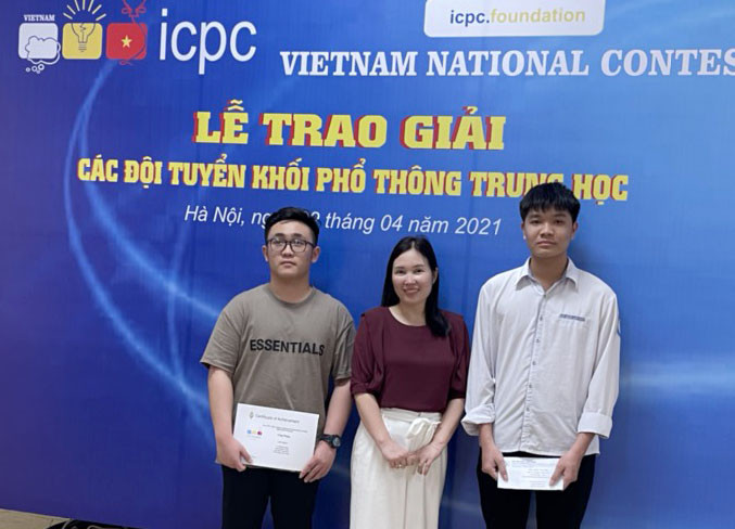 Học sinh Nguyễn Hoàng Vũ (áo nâu) và Trương Văn Quốc Bảo (áo trắng). Ảnh - PV