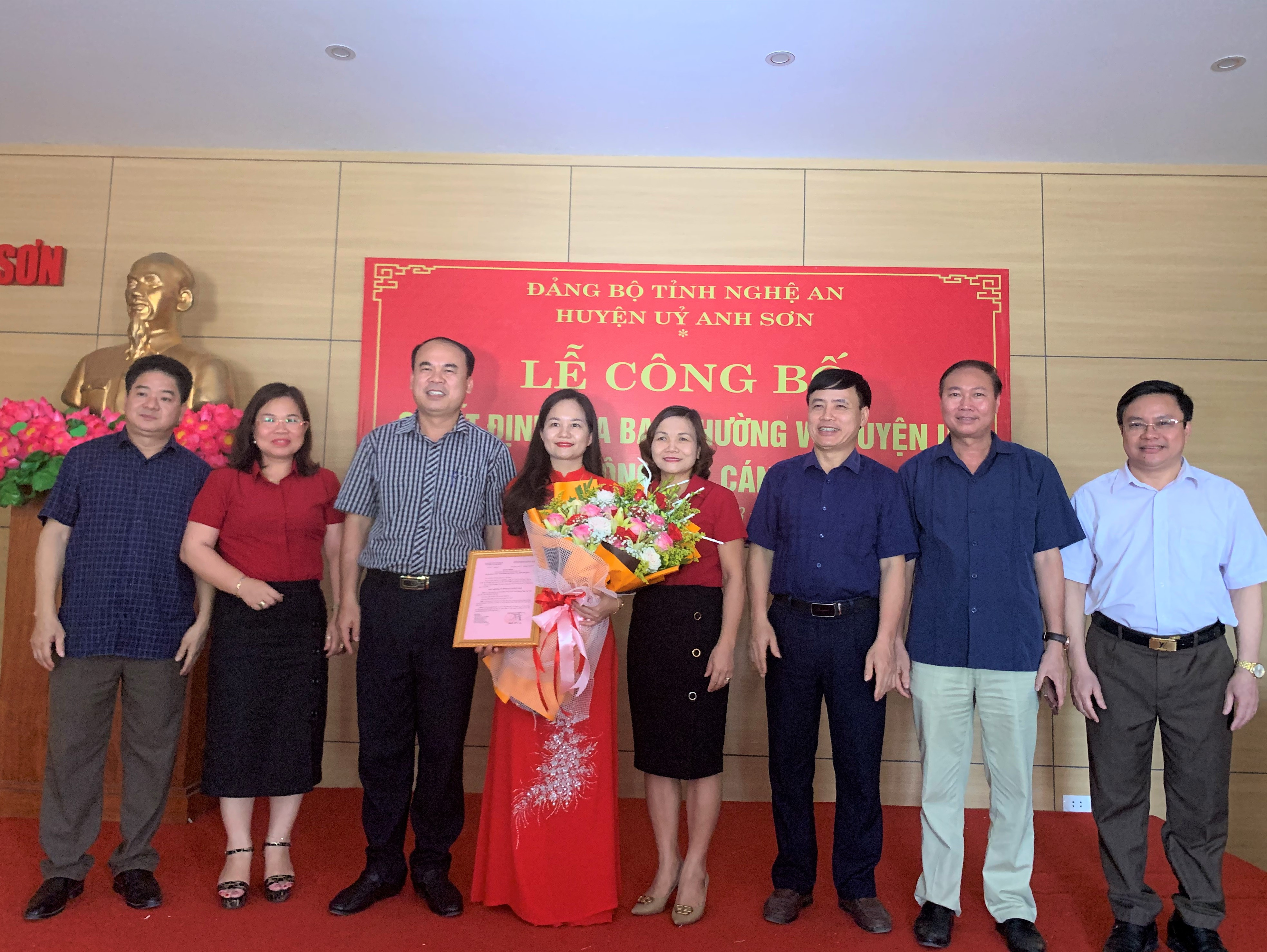 Lãnh đạo cùng các ban của Huyện ủy Anh Sơn tặng hoa chúc mừng tân Phó Chánh văn phòng Huyện ủy. Ảnh Thái Hiền 