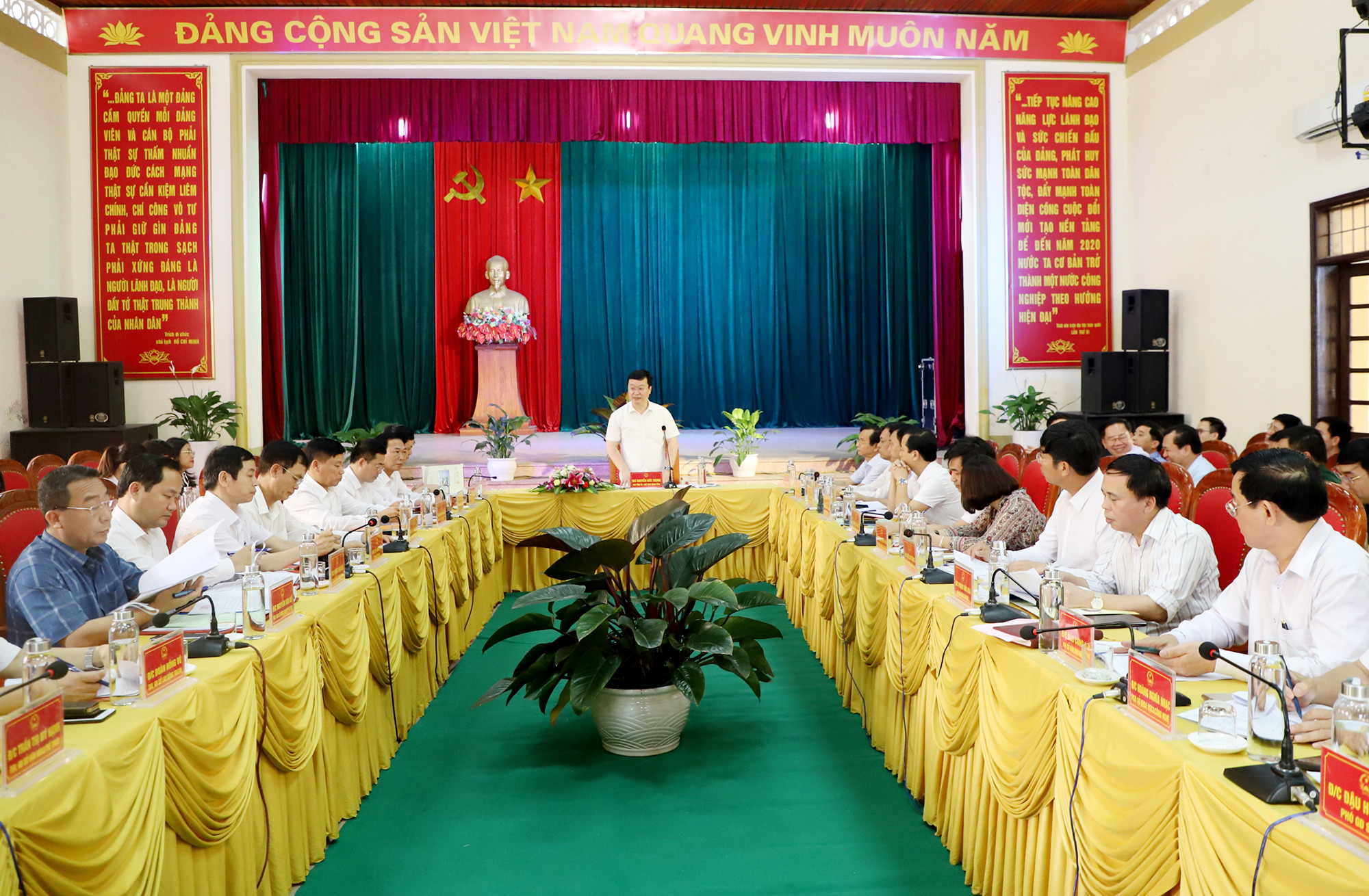 Toàn cảnh buổi làm việc của Chủ tịch UBND tỉnh cùng đoàn công tác với lãnh đạo huyện Quỳnh Lưu. Ảnh: Phạm Bằng