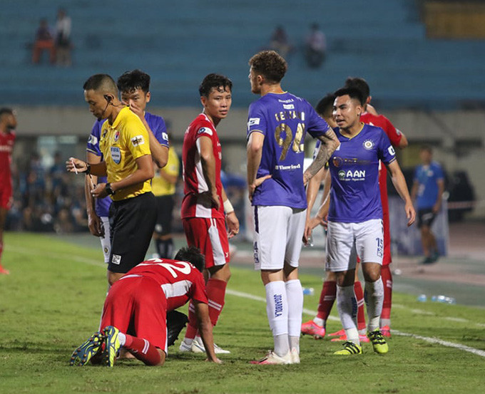 HLV Hoàng Văn Phúc của Hà Nội FC cho biết trọng tài Ngô Duy Lân đã nặng tay khi rút đỏ trực tiếp đối với tiền vệ Phạm Đức Huy.