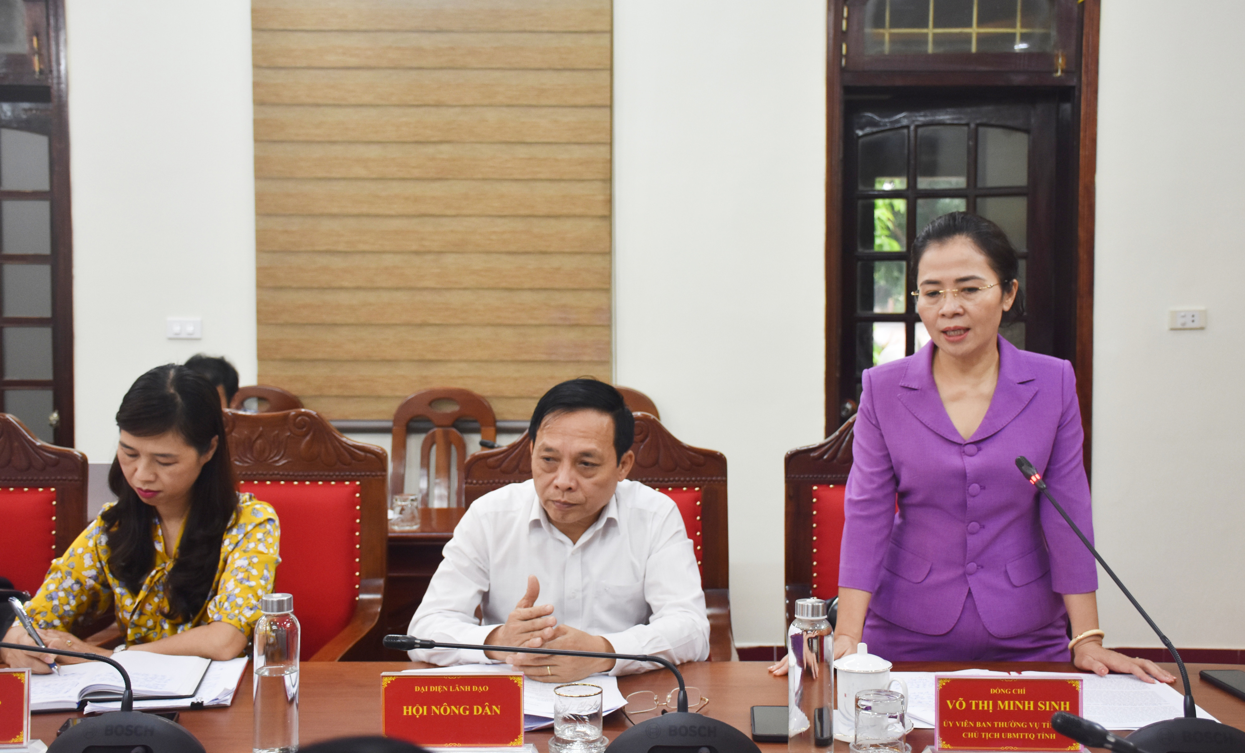Chủ tịch Ủy ban MTTQ tỉnh Võ Thị Minh Sinh phát biểu về công tác bầu cử Quốc hội và HĐND các cấp. Ảnh: Thanh Lê