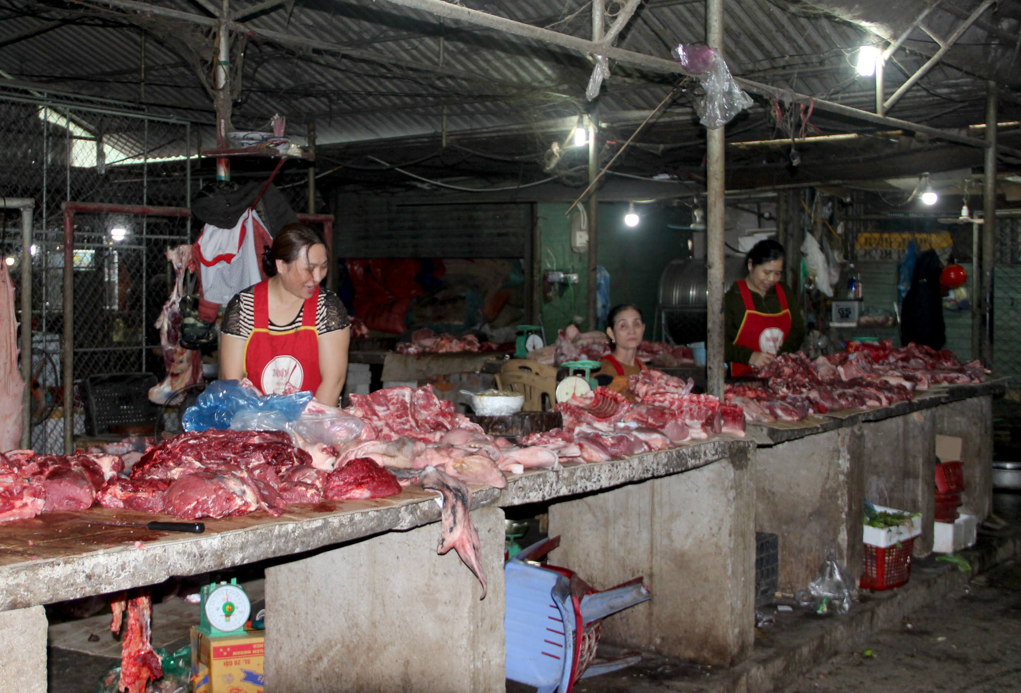 Các quầy bán thịt lợn, thịt bò tại các khu chợ hiện đang trong tình trạng đìu hiu. Ảnh: Nguyên Châu