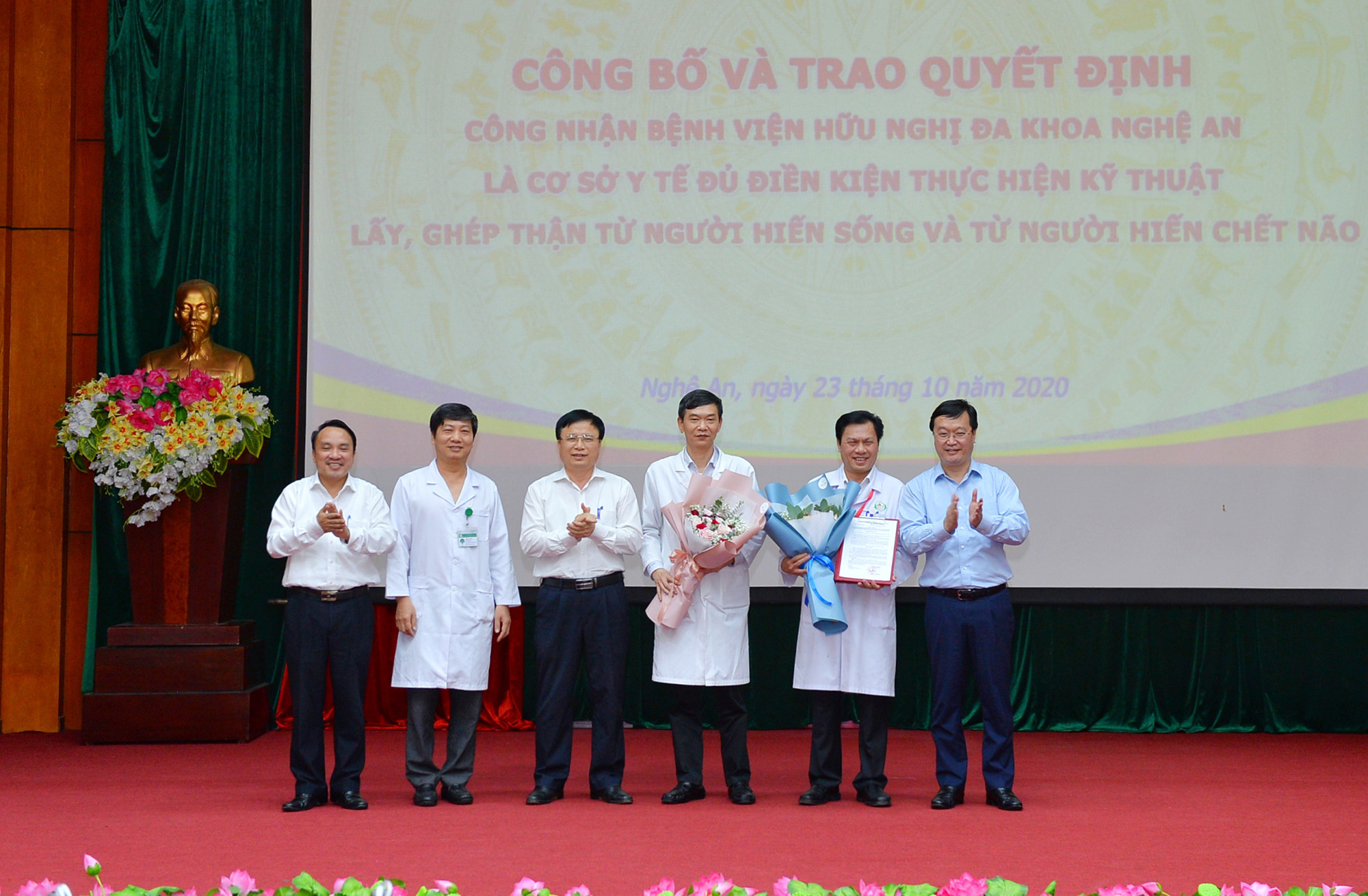 Chủ tịch UBND tỉnh Nguyễn Đức Trung và lãnh đạo tỉnh tặng hoa chúc mừng Bệnh viện HNĐK tỉnh Nghệ An được công nhận là cơ sở đủ điều kiện ghép thận. Ảnh tư liệu