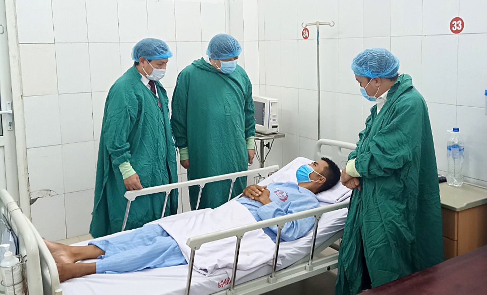 Quyền Bộ trưởng Bộ Y tế Nguyễn Thanh Long thăm bệnh nhân ghép thận tại Bệnh viện HNĐK. Ảnh Tư liệu