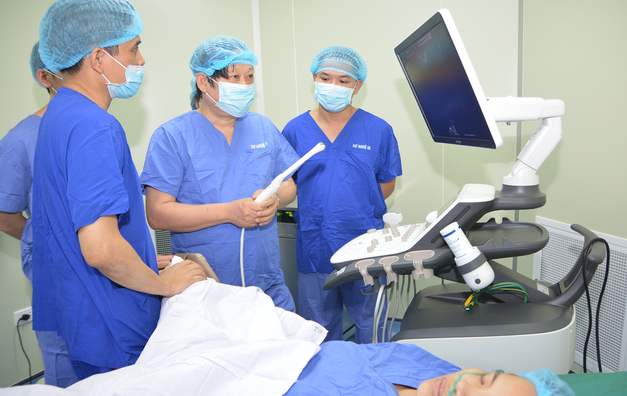 Thứ trưởng Bộ Y tế Nguyễn Việt Tiến hưỡng dẫn thực hiện kỹ thuật thụ tinh trong ống nghiệm ở Bệnh viện HNĐK Nghệ An. Ảnh Tư liệu