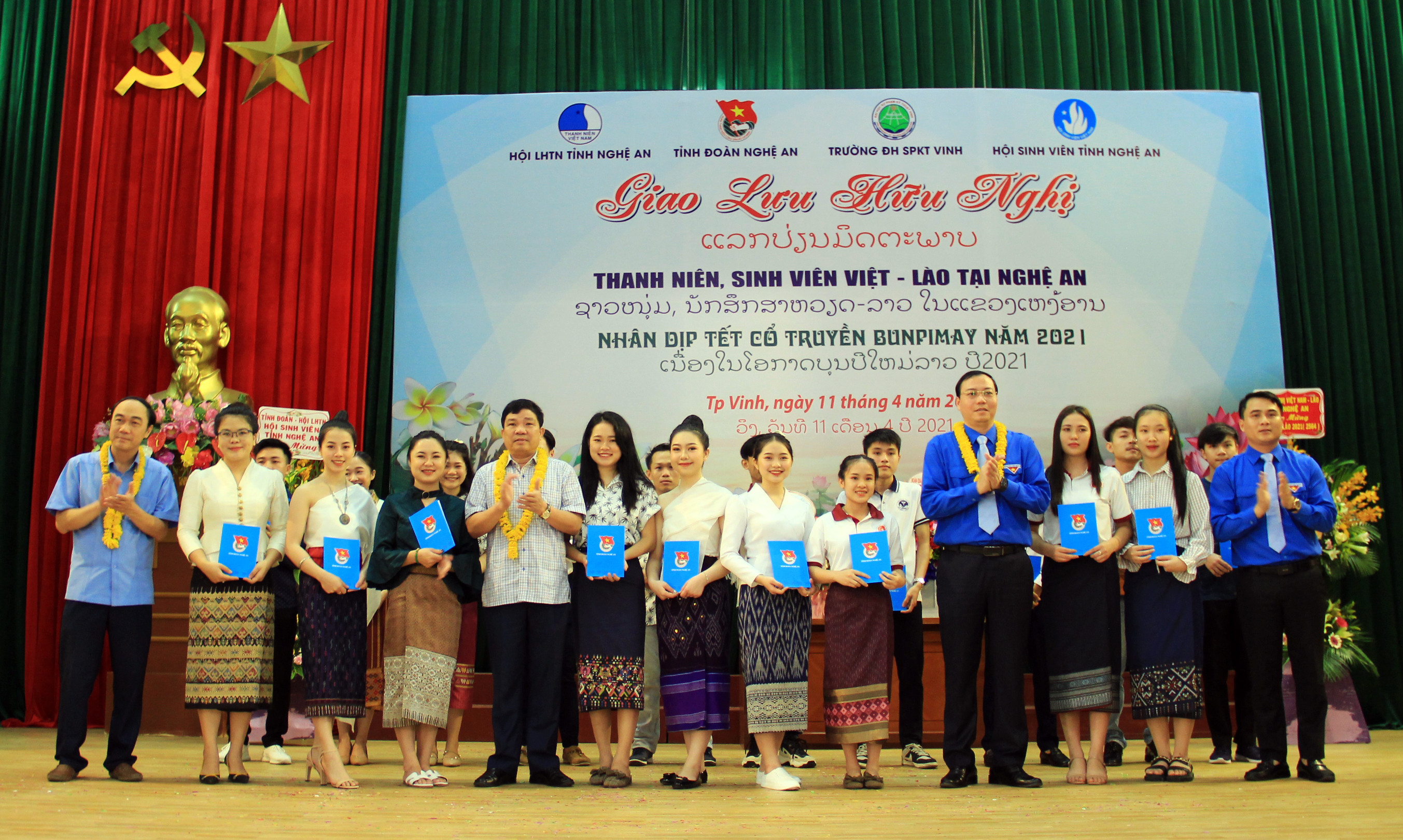 Ban tổ chức tặng quà cho các lưu học sinh Lào có thành tích xuất sắc trong thời gian qua. Ảnh: Thanh Quỳnh