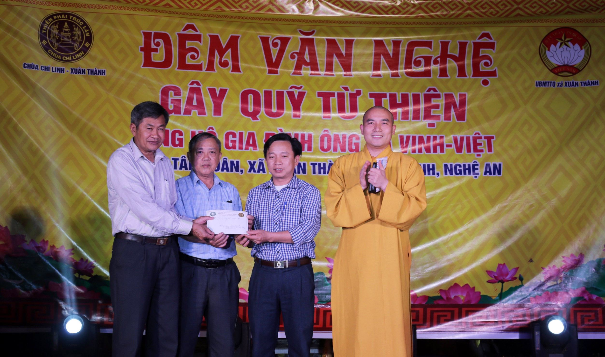Số tiền quyên góp được tại đêm nhạc đã được nhà chùa trao cho đại diện chính quyền địa phương