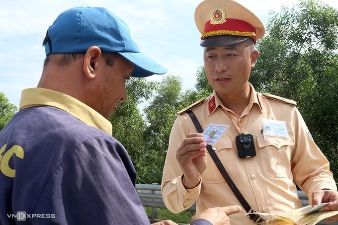 CSGT xử phạt vi phạm giao thông ở khu vực trạm thu phí trên cao tốc Hà Nội-Hải Phòng. Ảnh: Bá Đô