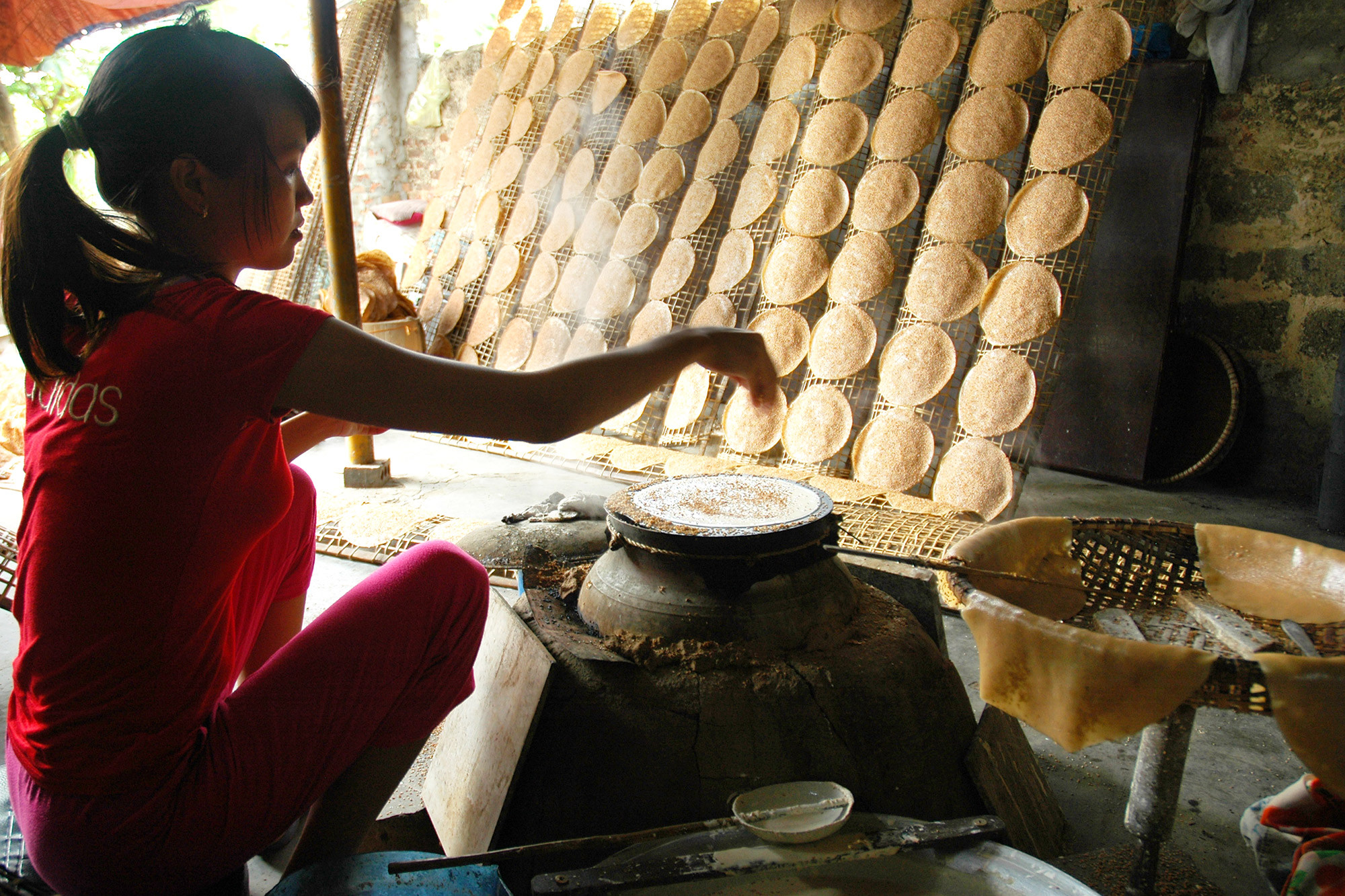 Bánh khô truyền thống (bánh đa vừng) ở xóm Trung Yên được sản xuất thủ công. Ông Hòa - xóm trưởng cho biết: trung bình mỗi ngày các hộ gia đình tiêu thụ hết 5-6 tạ gạo nguyên liệu cho sản xuất bánh đa nem. Những hộ làm bánh khô tiêu thụ trung bình 30-40 kg gạo nguyên liệu.