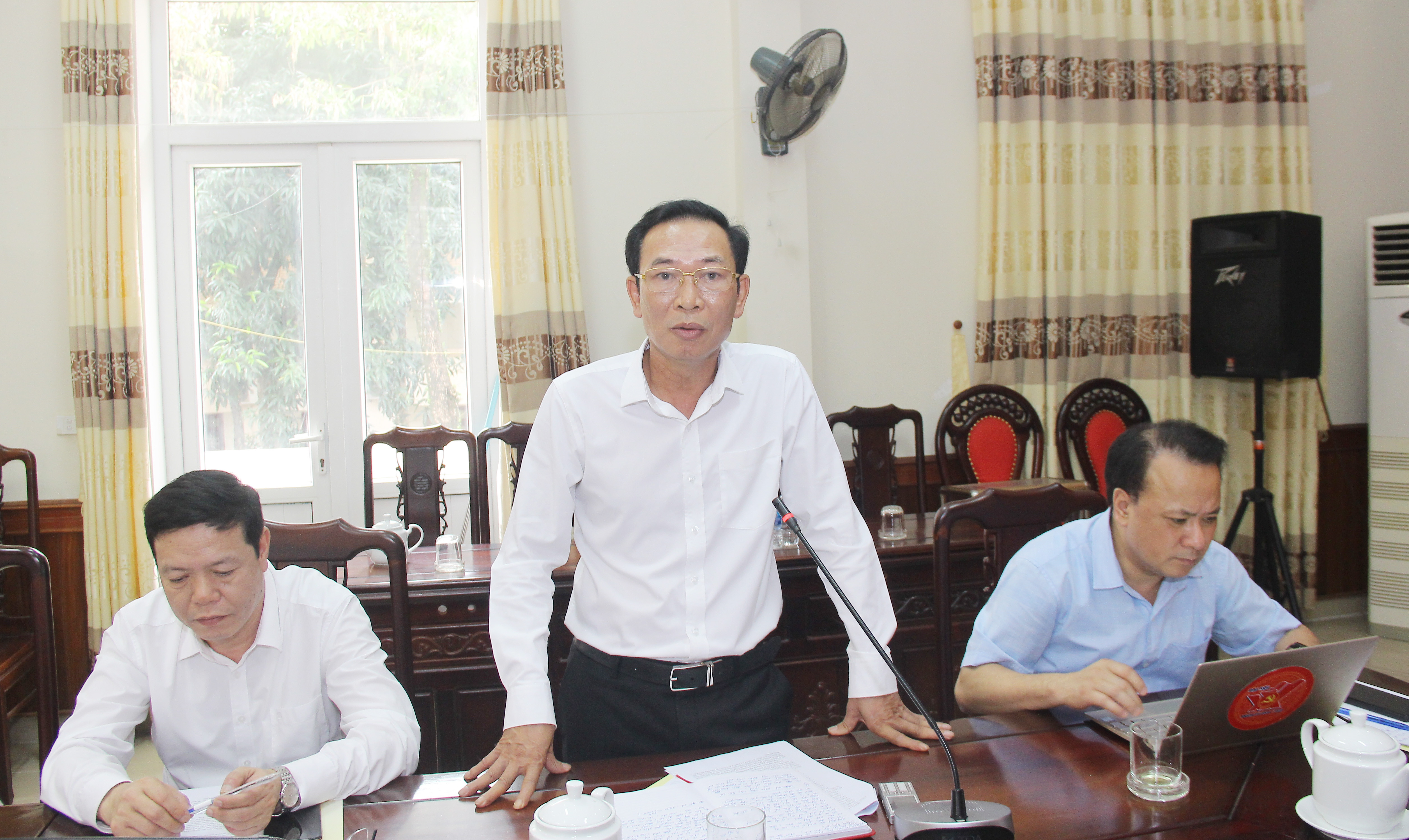 Đồng chí Nguyễn Xuân Hải - Giám đốc Sở Tài chính, thành viên Ủy ban bầu cử tỉnh cho ý kiến về 