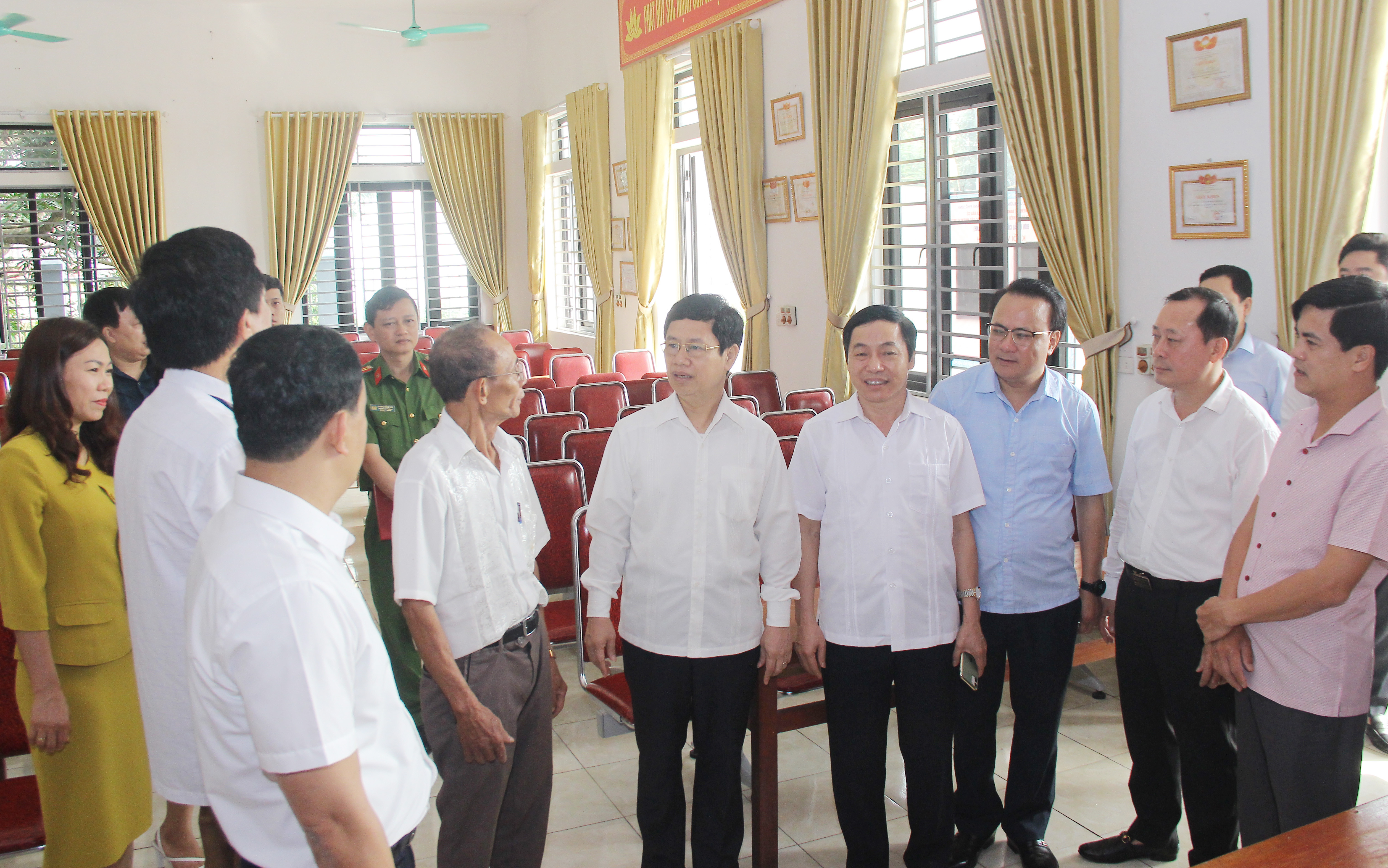 Đoàn kiểm tra Ủy ban bầu cử tỉnh giám sát việc triển khai công tác bầu cử tại xã Thanh Tiên. Ảnh: Mai Hoa