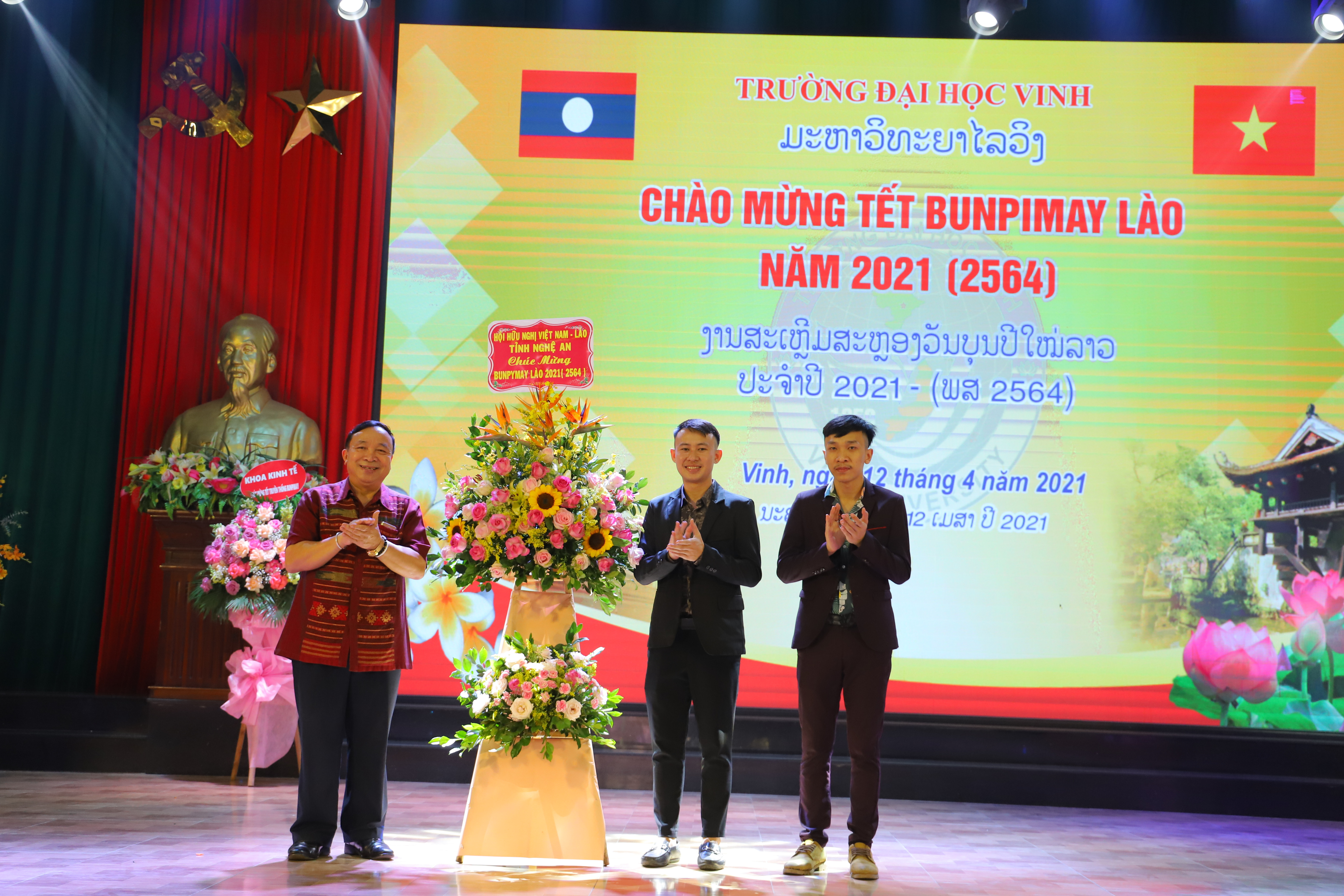Đại diện Hội Hữu nghị Việt Lào tặng hoa chúc mừng các du học sinh nhân dịp tết truyền thống.Ảnh: An Quỳnh.