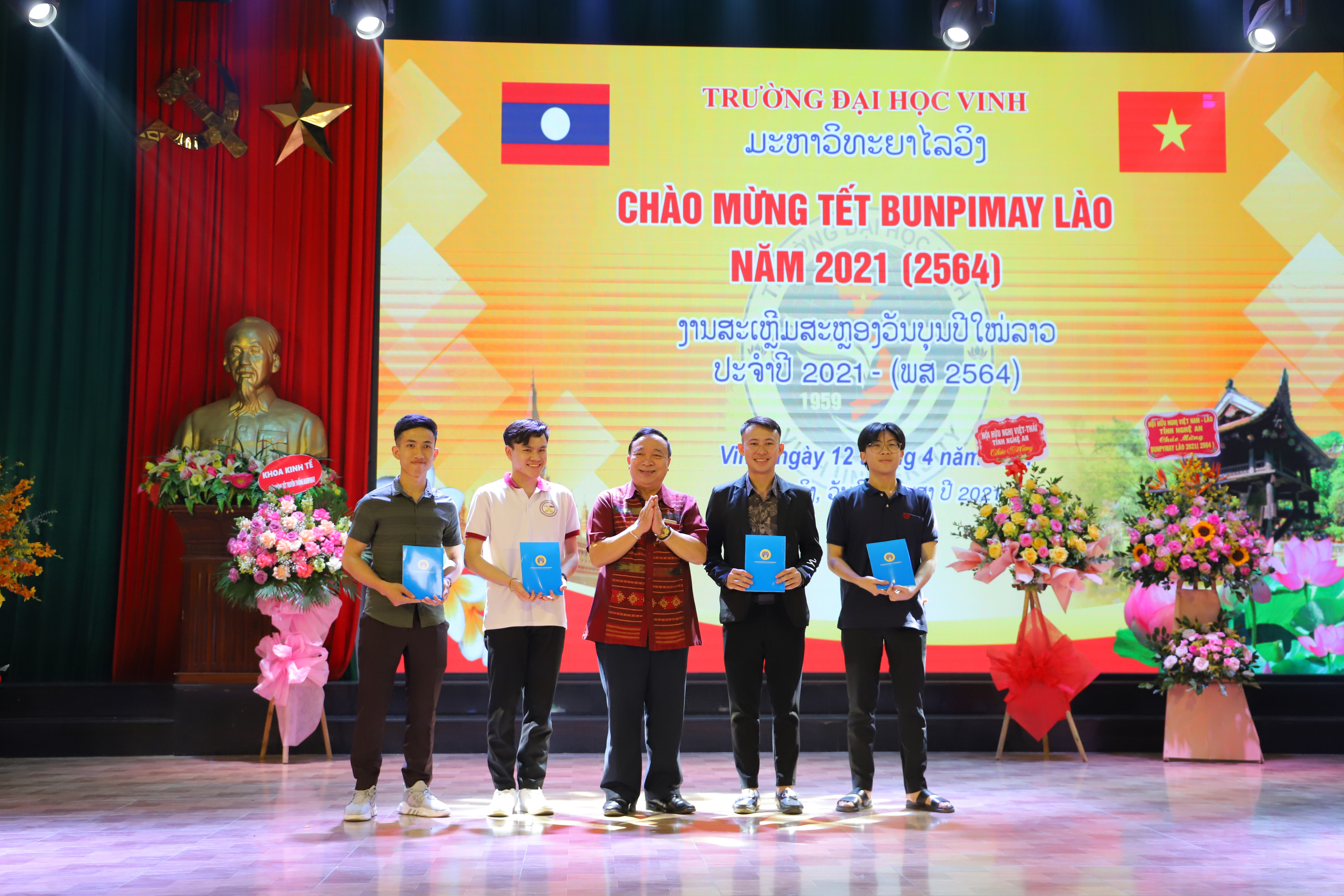 Hội Hữu nghị Việt Lào tặng các suất học bổng cho du học sinh. Ảnh: An Quỳnh.