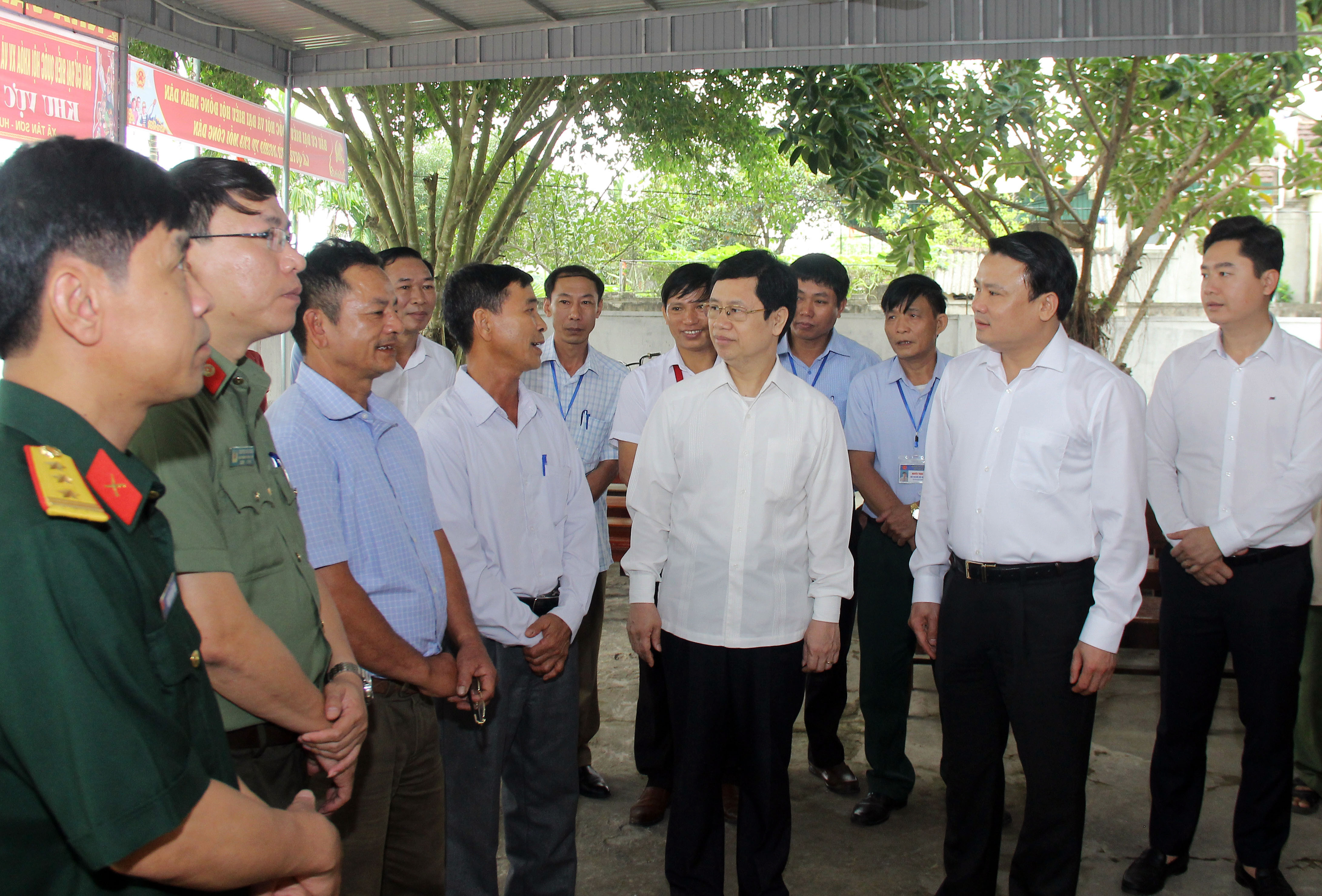 Đồng chí Nguyễn Xuân Sơn nêu một số lưu ý cho tổ bầu cử số 5, xã Tân Sơn. Ảnh: Mai Hoa