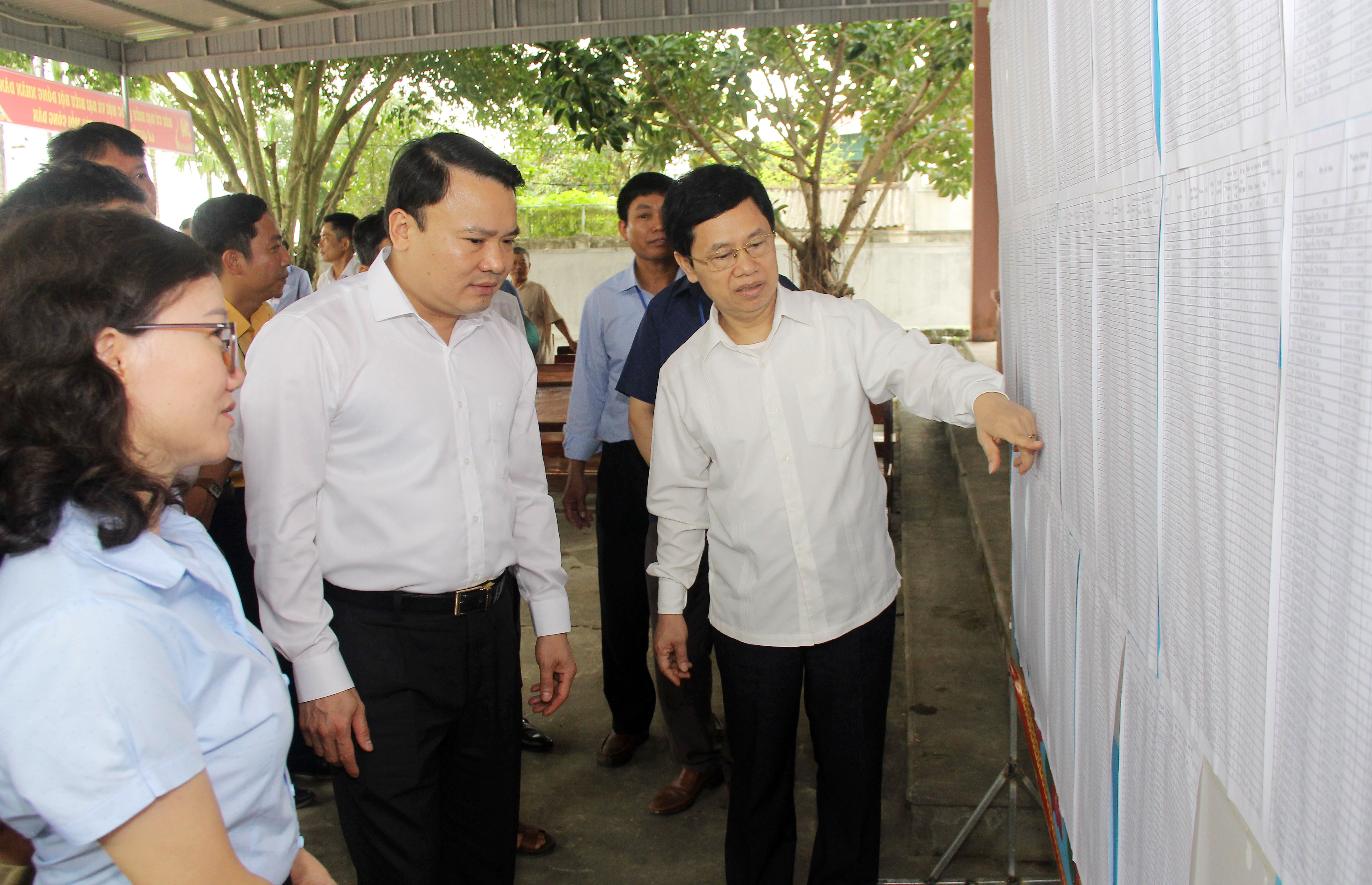 Đoàn công tác của tỉnh kiểm tra tại khu vực bỏ phiếu số 5, xã Tân Sơn. Ảnh: Mai Hoa
