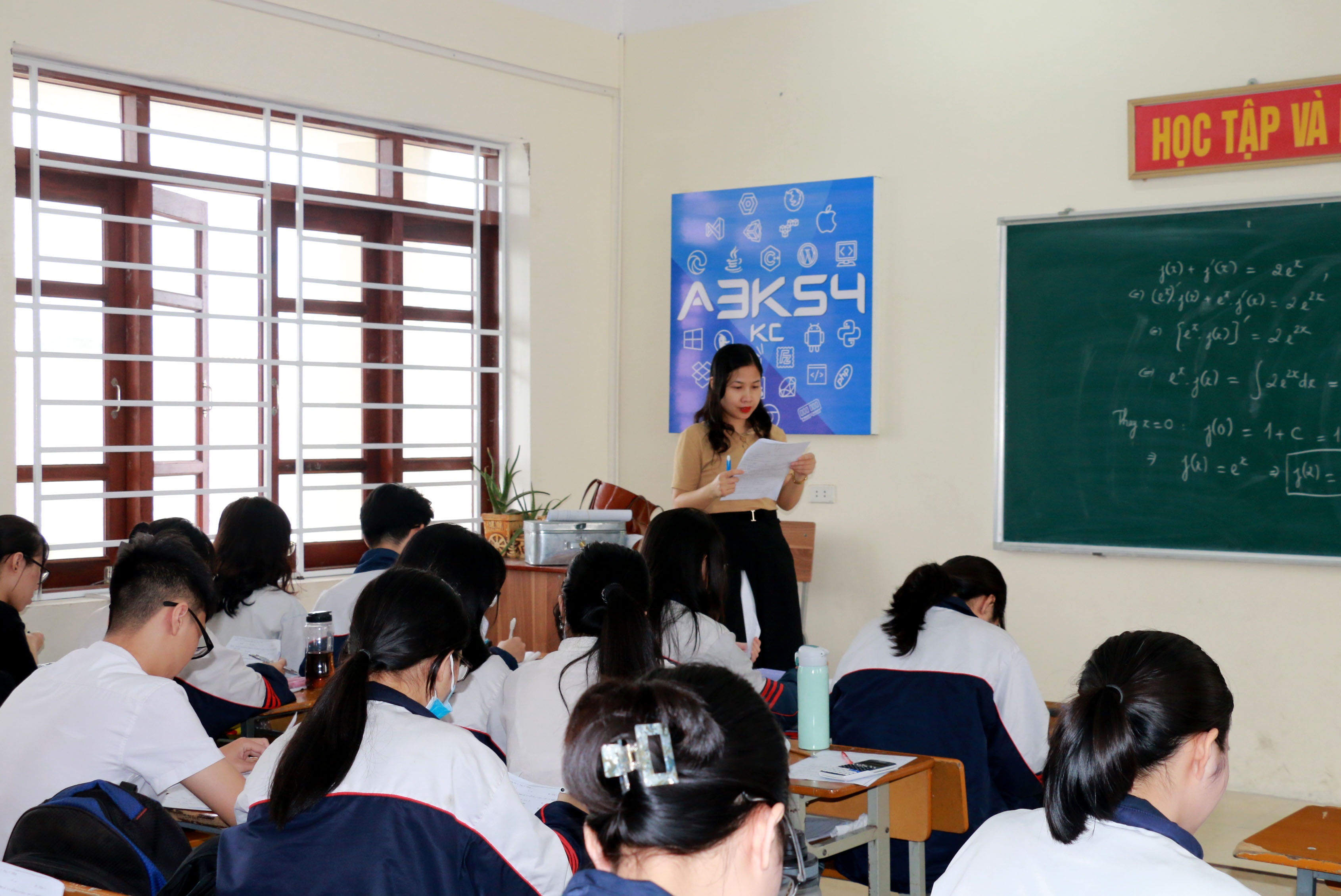 Giờ học của học sinh Trường THPT chuyên Đại học Vinh. Ảnh: MH